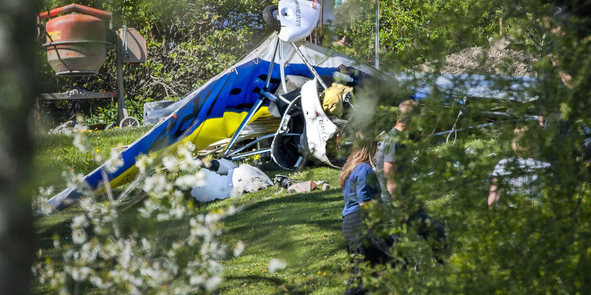 En ultralätt flygfarkost kraschade i en villaträdgård i Tyresö utanför Stockholm. En person har förts till sjukhus.