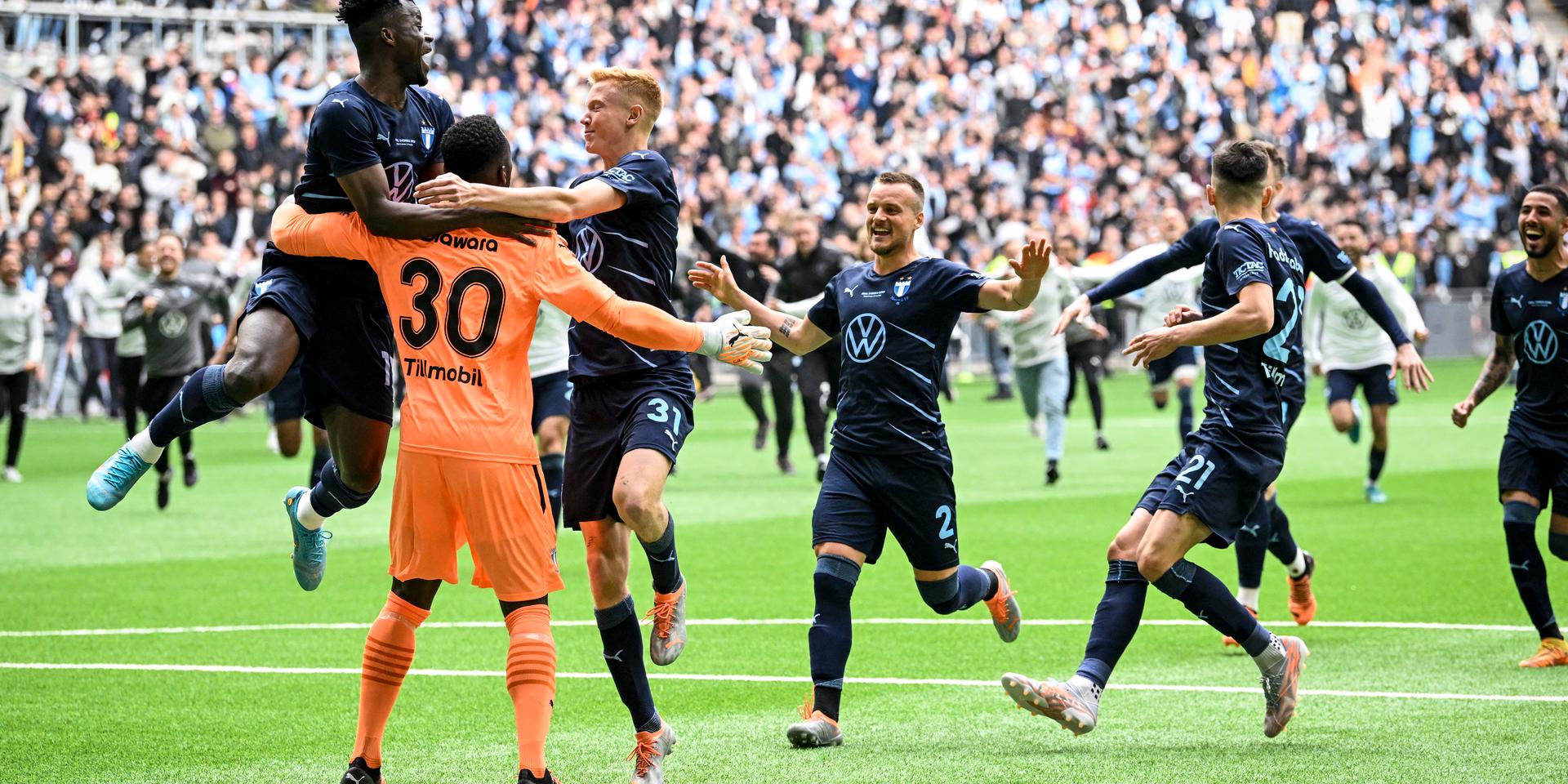 Malmös målvakt Ismael Diawara, nummer 30, firar segern i svenska cupen-finalen mot Hammarby på Tele2 arena i Stockholm.