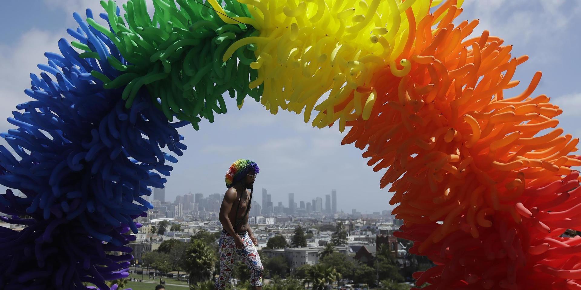 Pride får uppmärksammas på andra sätt i år. Här har en regnbåge av ballonger satts upp i San Fransisco.