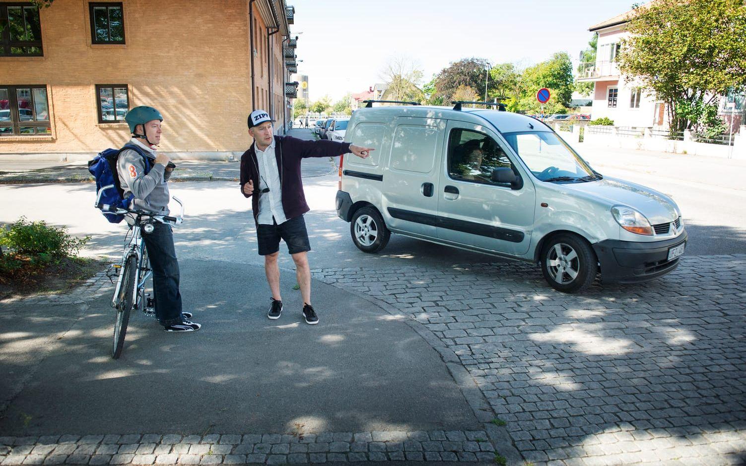 Trafikläraren Oskar Svensson på POS Trafikskola försöker lära HN:s reporter de svårtolkade reglerna när cyklister och bilister möts i olika typer av korsningar. Bild: Jonathan Bylars