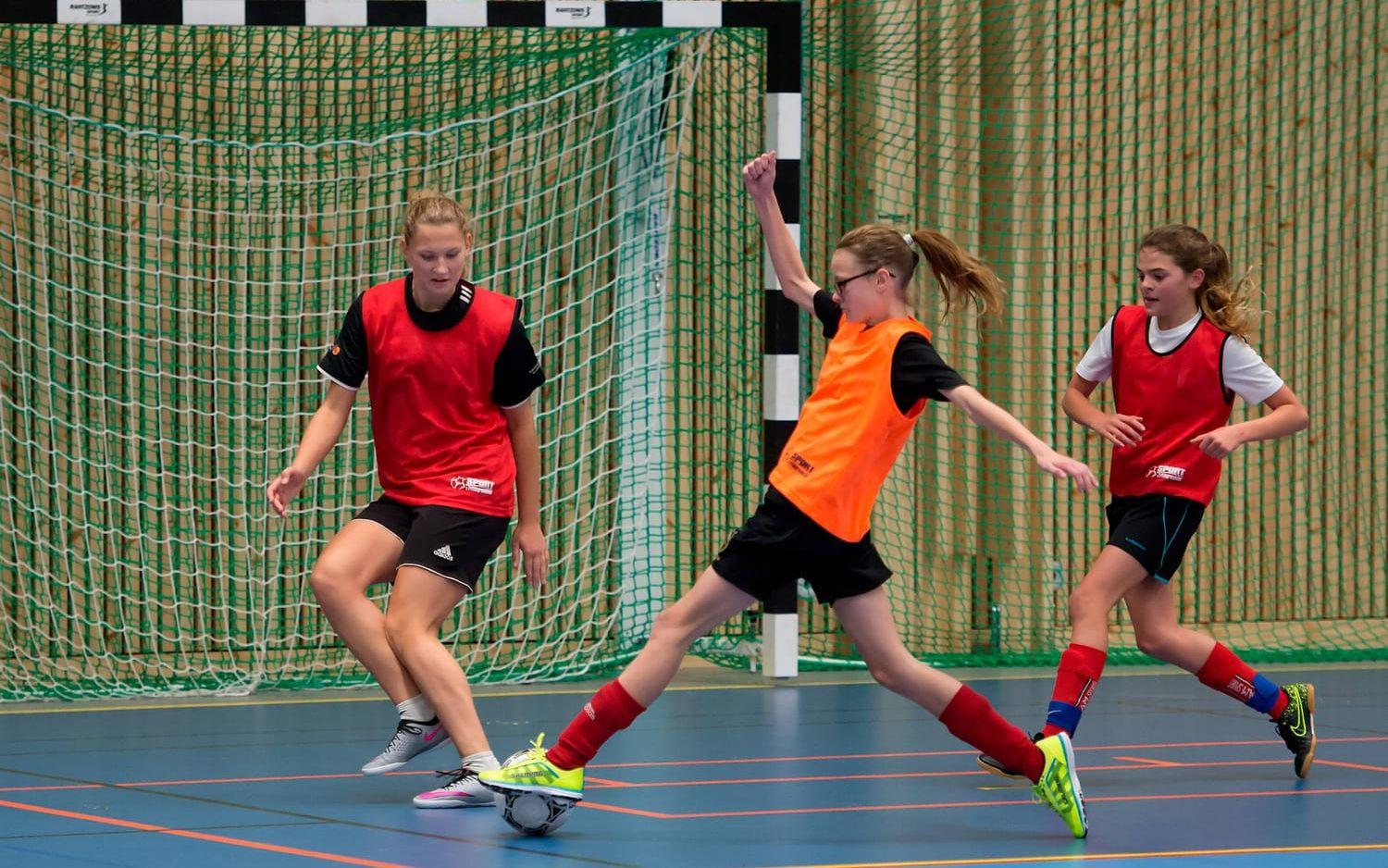Träningsspel. Evelina Bengtsson (praktikant) är målvakt i röda laget och försöker stoppa Celine Östman från att göra mål. Livia Holm kommer rusande för att hjälpa till med försvaret