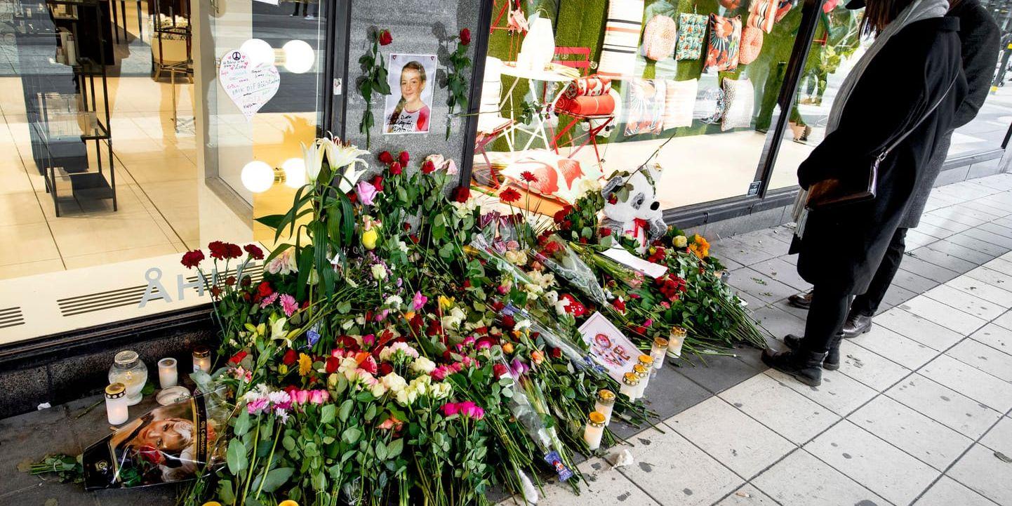Blommor med anledning av årsdagen av terrordådet 7:e april 2017 på Drottninggatan i Stockholm. Arkivbild.