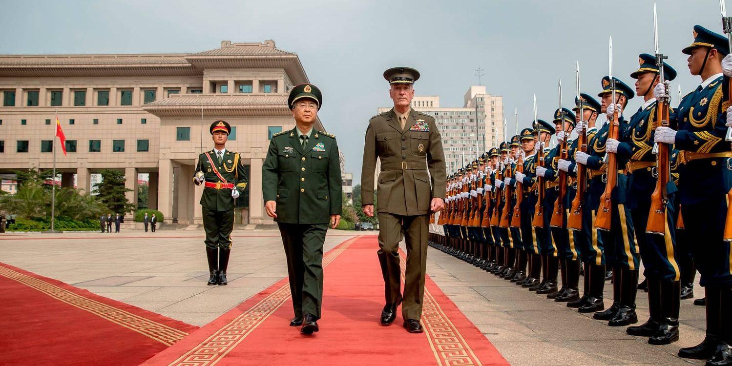 USA:s högste militärchef, general Joseph Dunford, tillsammans med Kinas generalstabschef Fang Fenghui vid ett besök i Peking. Arkivbild.