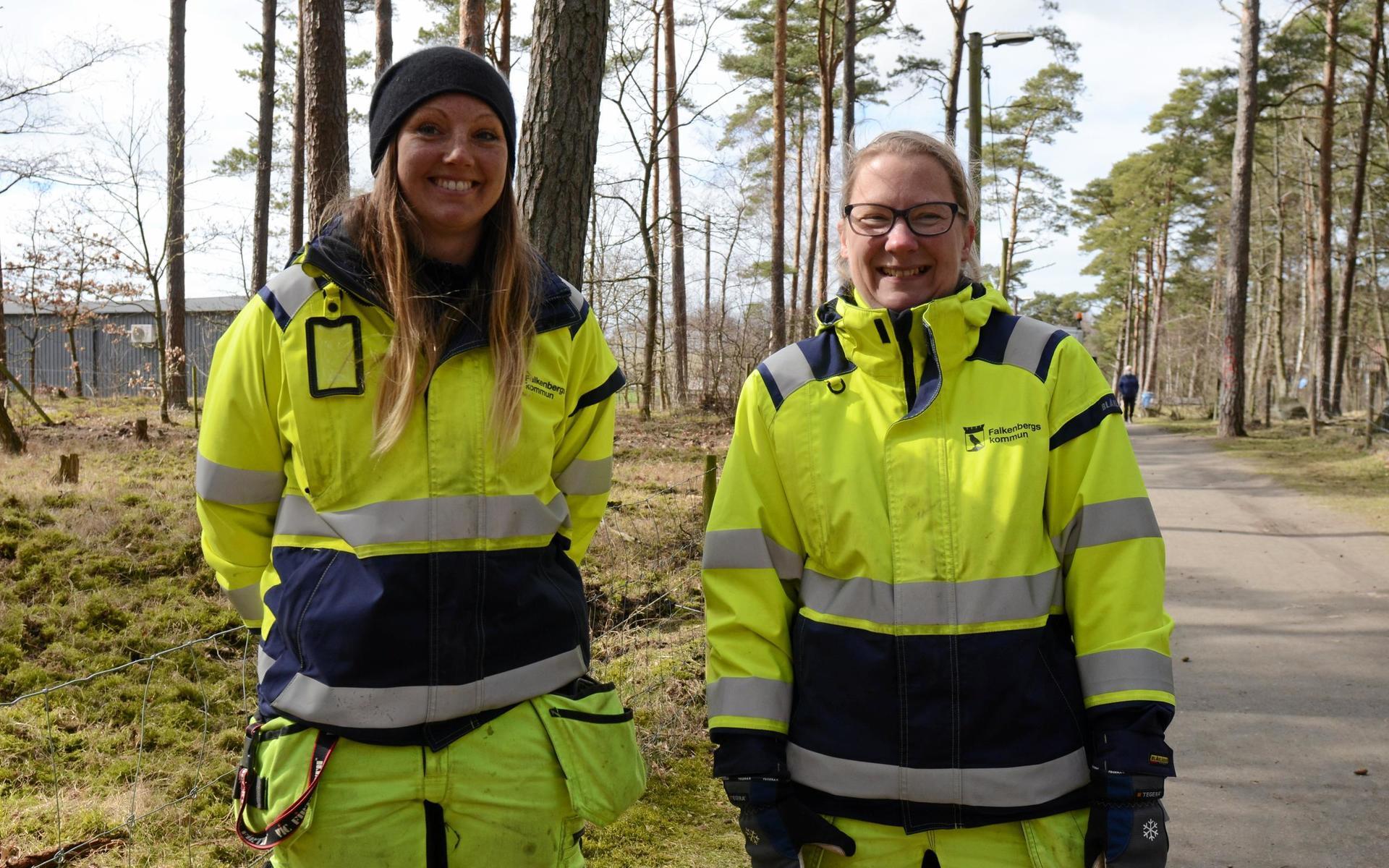 Parkarbetaren Susanne Magnusson och säsongsarbetaren Katharina Berglund.