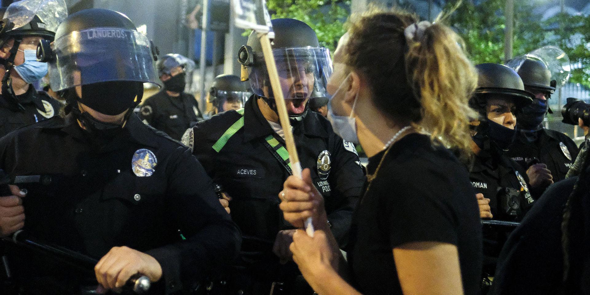 Poliser och demonstranter i Los Angeles på fredagen. 