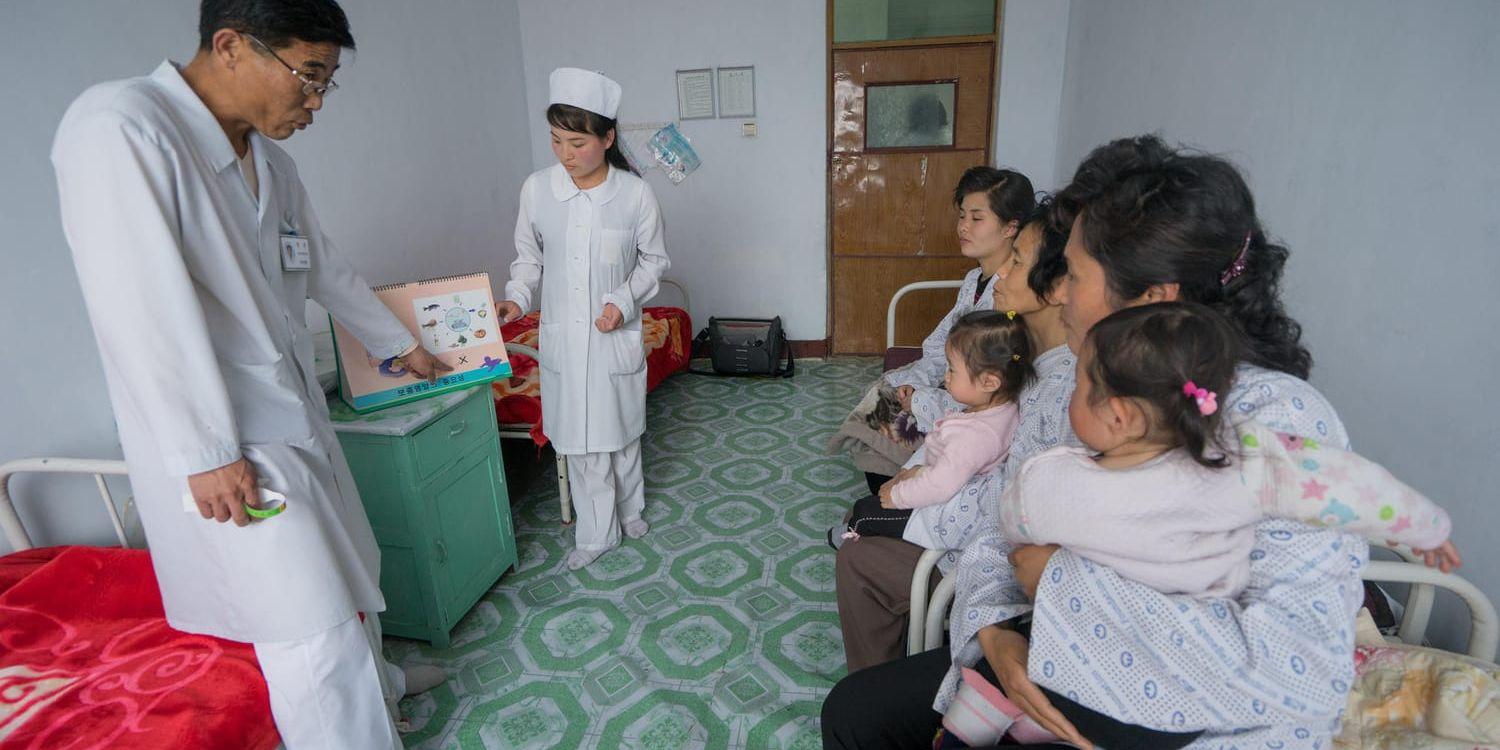 Barnläkaren Ri Song Hwan tar emot mammor och deras barn på ett sjukhus i Jongju i Nordkorea. En del av den sinande sjukvårdsmateriel Röda Korset uttrycker oro för rör förlossningsvård. Arkivbild.