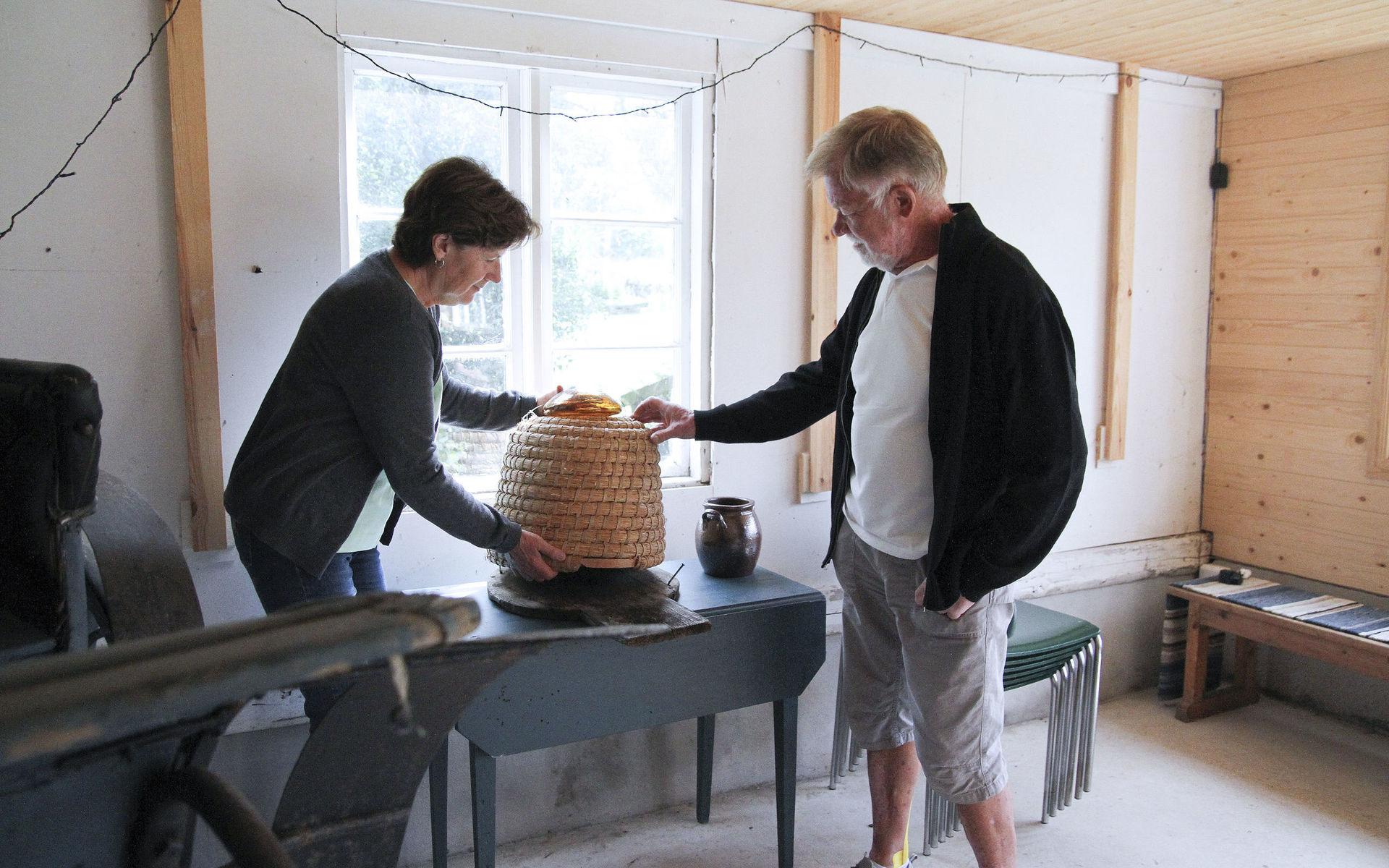 Den gamla tidens bikupor. Jan Vastesson och Britt-Inger Andersson tittar till biodlarnas utställning i det gamla hönshuset. Ur glaskupan på toppen matade man bina med sockerlösning.