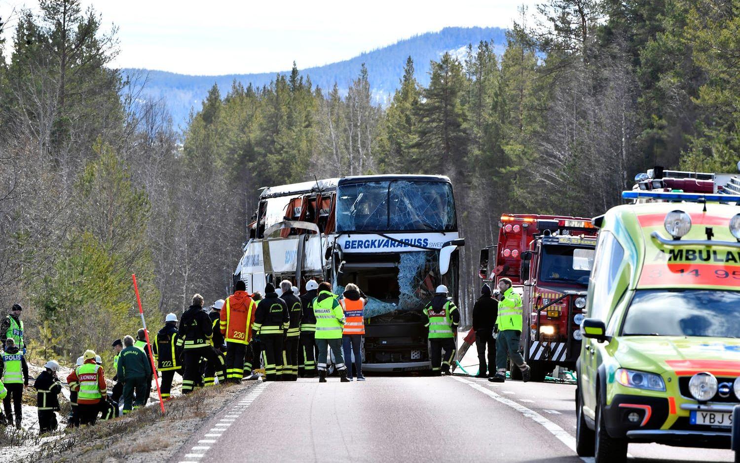 Olyckan inträffade mellan Sveg och Fågelsjö i Härjedalen. Tre ungdomar dog i olyckan och ytterligare omkring 25 personer skadades. FOTO: TT GRAFIK: GP