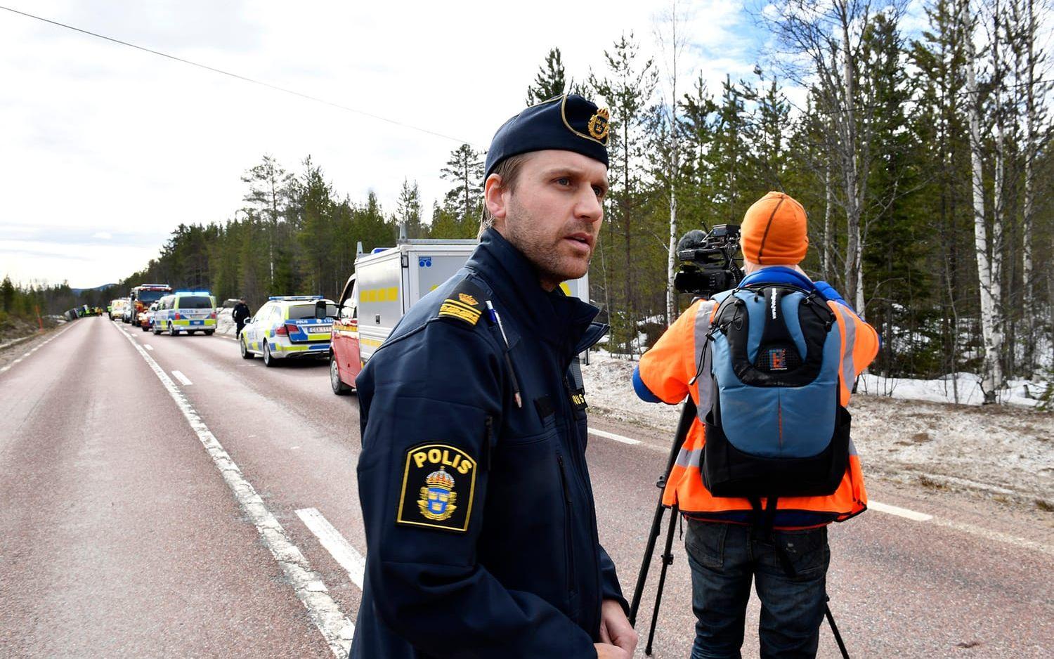 Polisens presstalesman, Erik Sidenvall, gruppchef och yttre befäl Härjedalen och Bergs kommun på olycksplatsen. FOTO: TT
