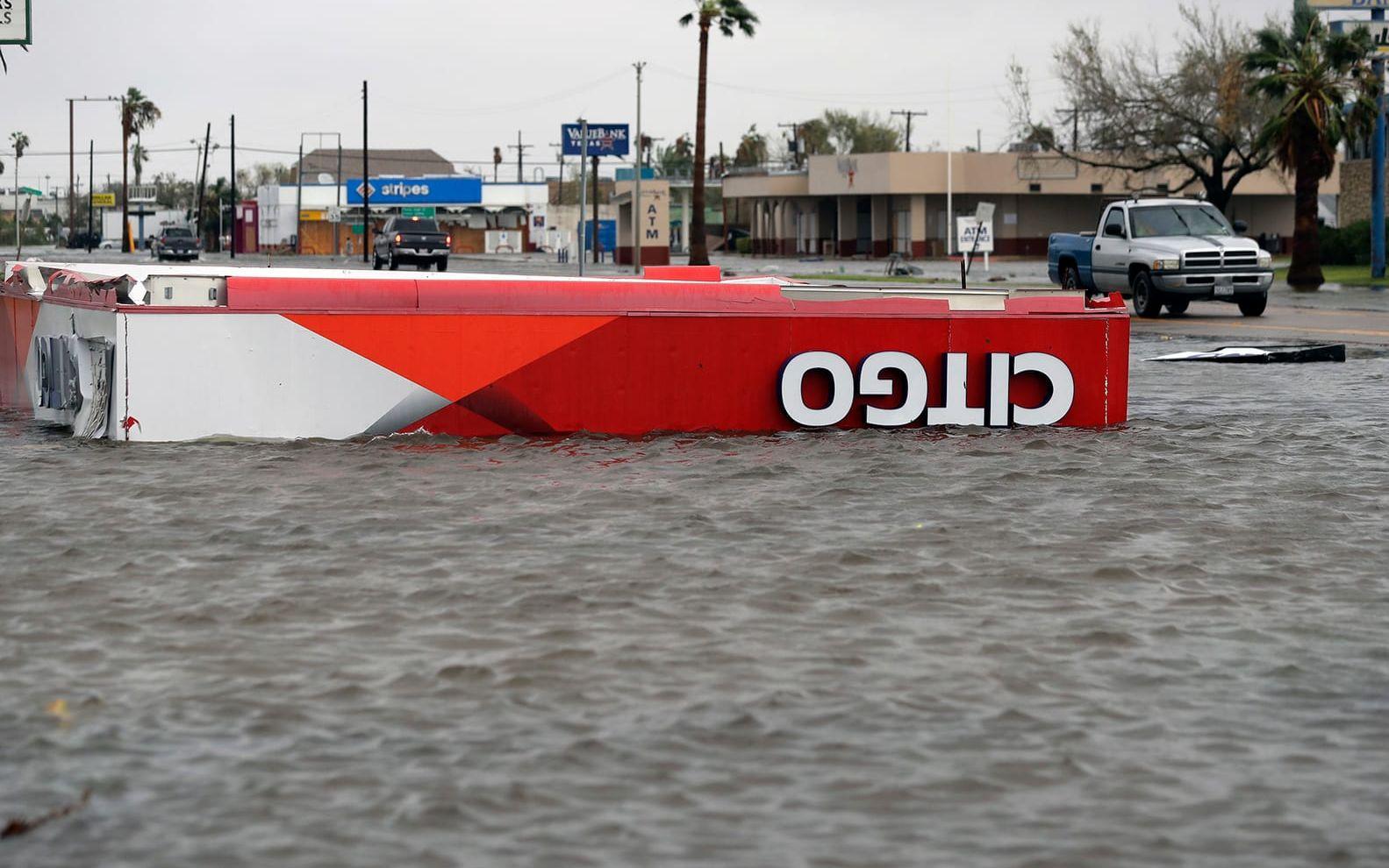 Ett tak från en bensinstation har blåst av och ligger i vatten i Aransas Pass, Texas. FOTO:Eric Gay/AP
