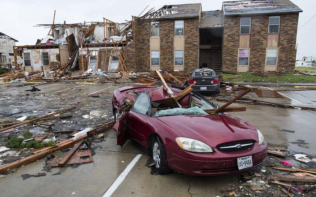 Bilar har förstörts och flera byggnader har kollapsat i orkanen. Här Rockport, Texas. FOTO: Courtney Sacco/Corpus Christi Caller-Times
