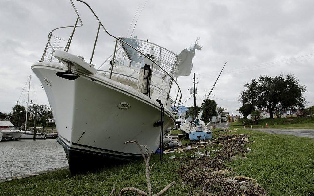 Båtar har kastats upp på land av orkanen i Port Lavaca, Texas. Bild: Charlie Riedel/AP
