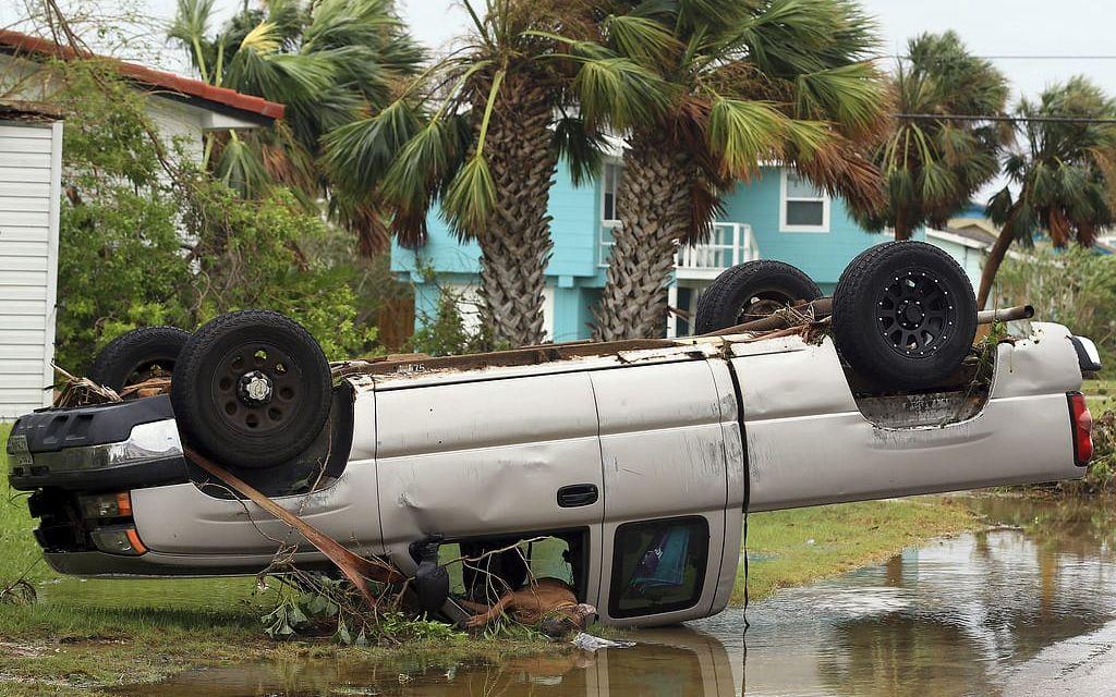 En pickup har slungats iväg i Port Aransas, Texas. FOTO:Gabe Hernandez/Corpus Christi Caller-Times via A
