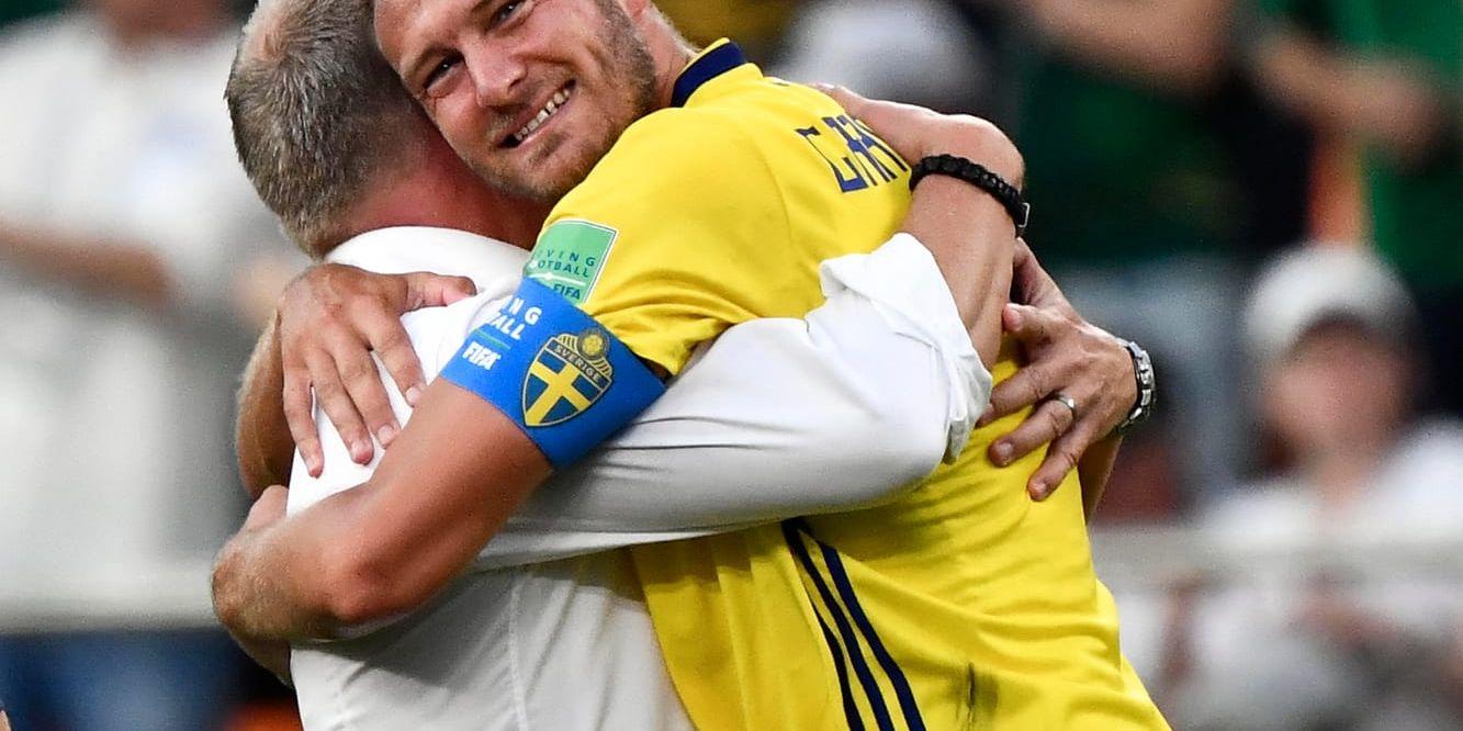 Den svenska lagkänslan, här uttryckt genom en bamsekram mellan förbundskapten Janne Andersson och lagkapten Andreas Granqvist efter segern mot Mexiko, får Sverige att drömma om en lång VM-sommar.
