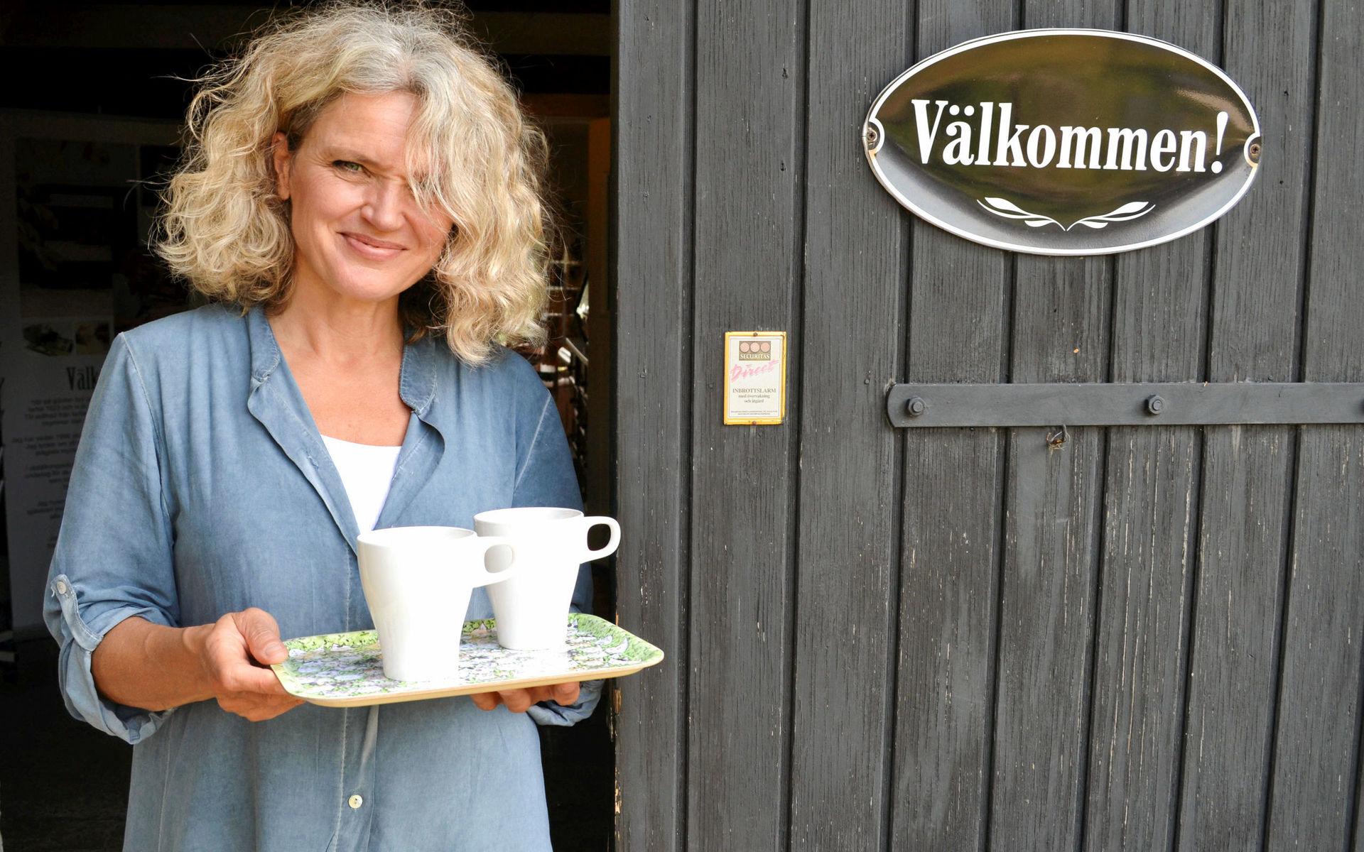 Konstnärinnan Lena Petersson bjuder på kaffe.