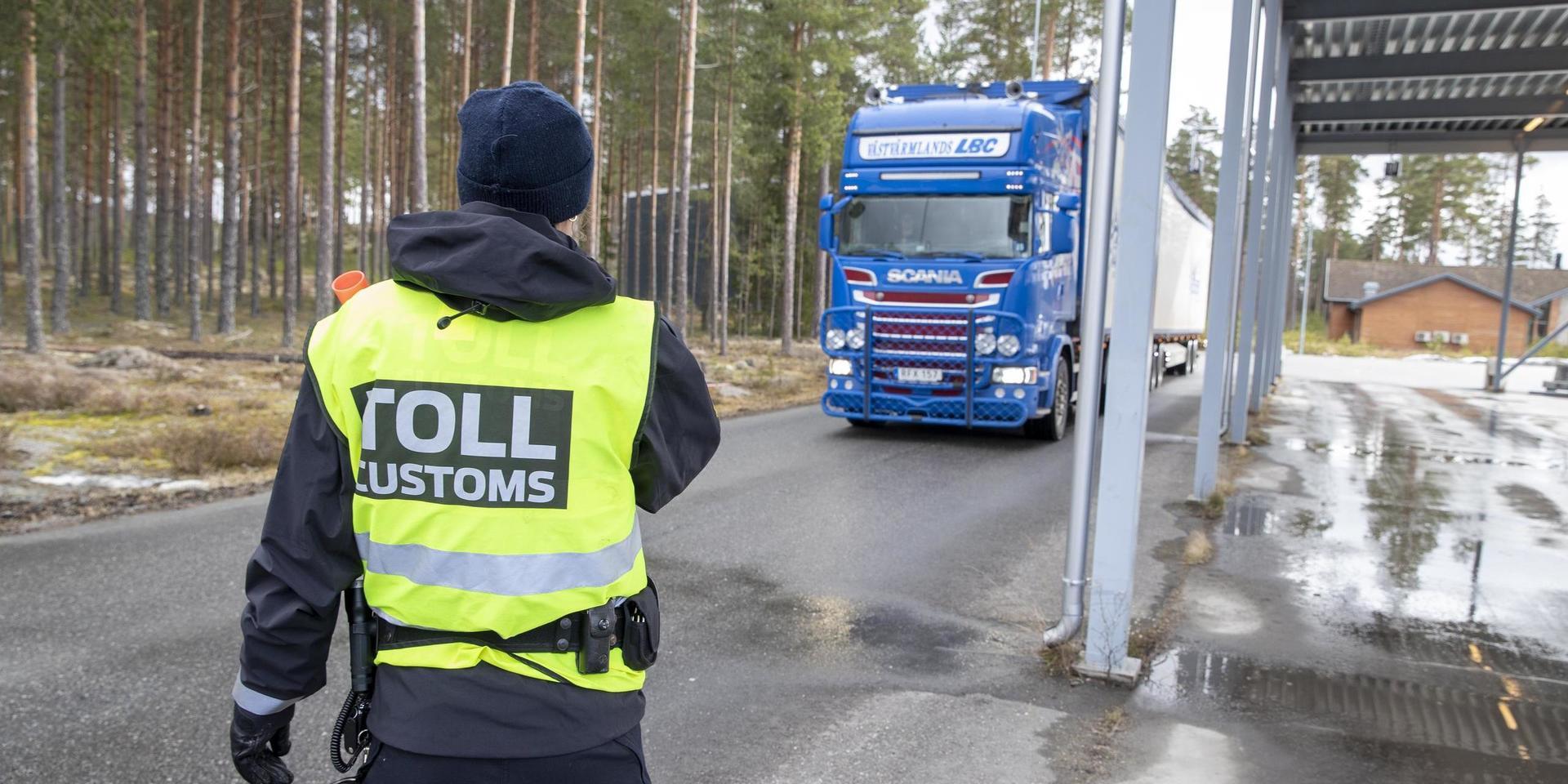 Tull- och polis kontrollerar riksgränsen mot Sverige vid Magnor i Norge. Arkivbild.