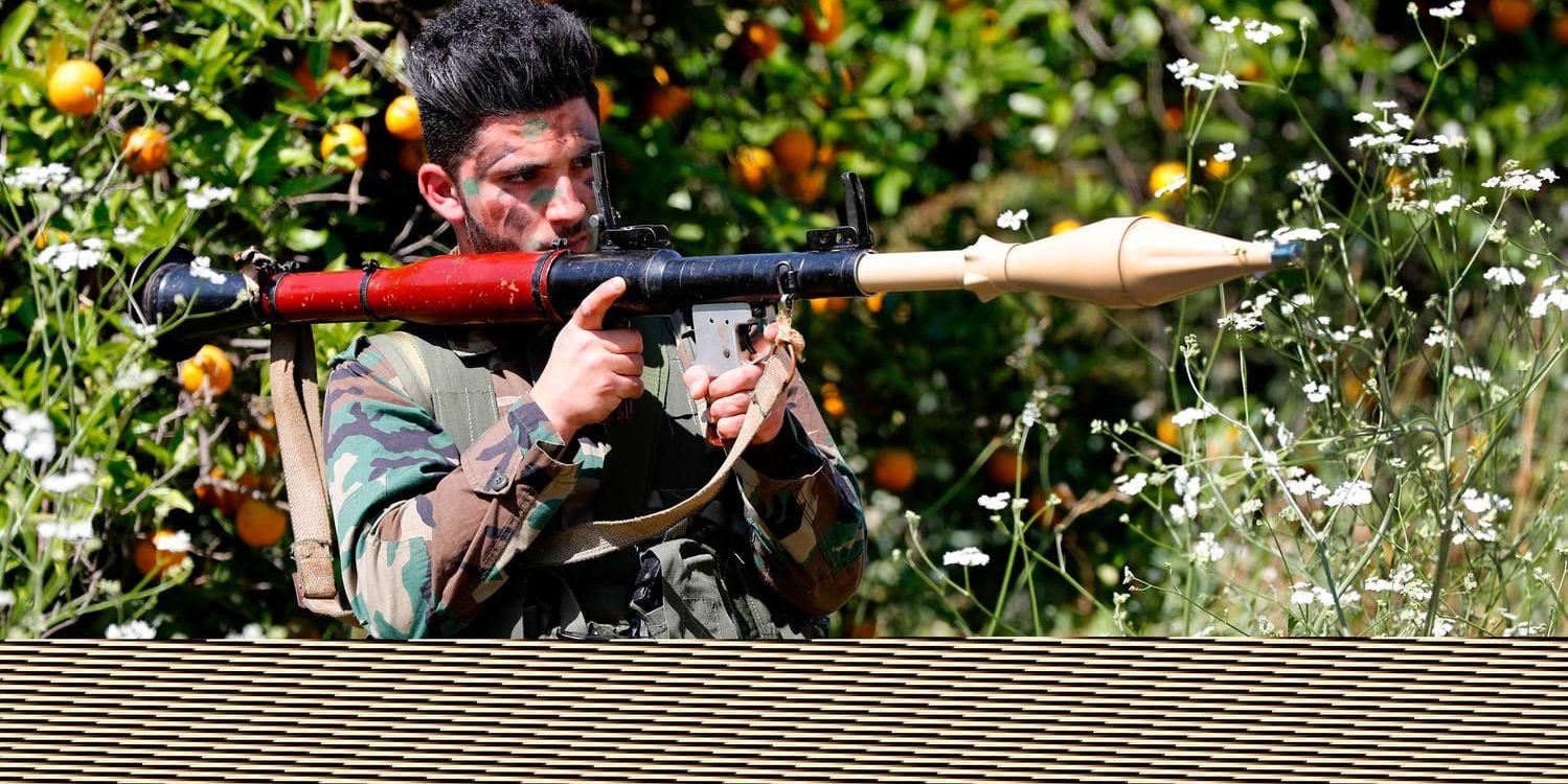 En krigare fotograferad under en rundresa som Hizbollah arrangerat för media i södra Libanon. Arkivbild.