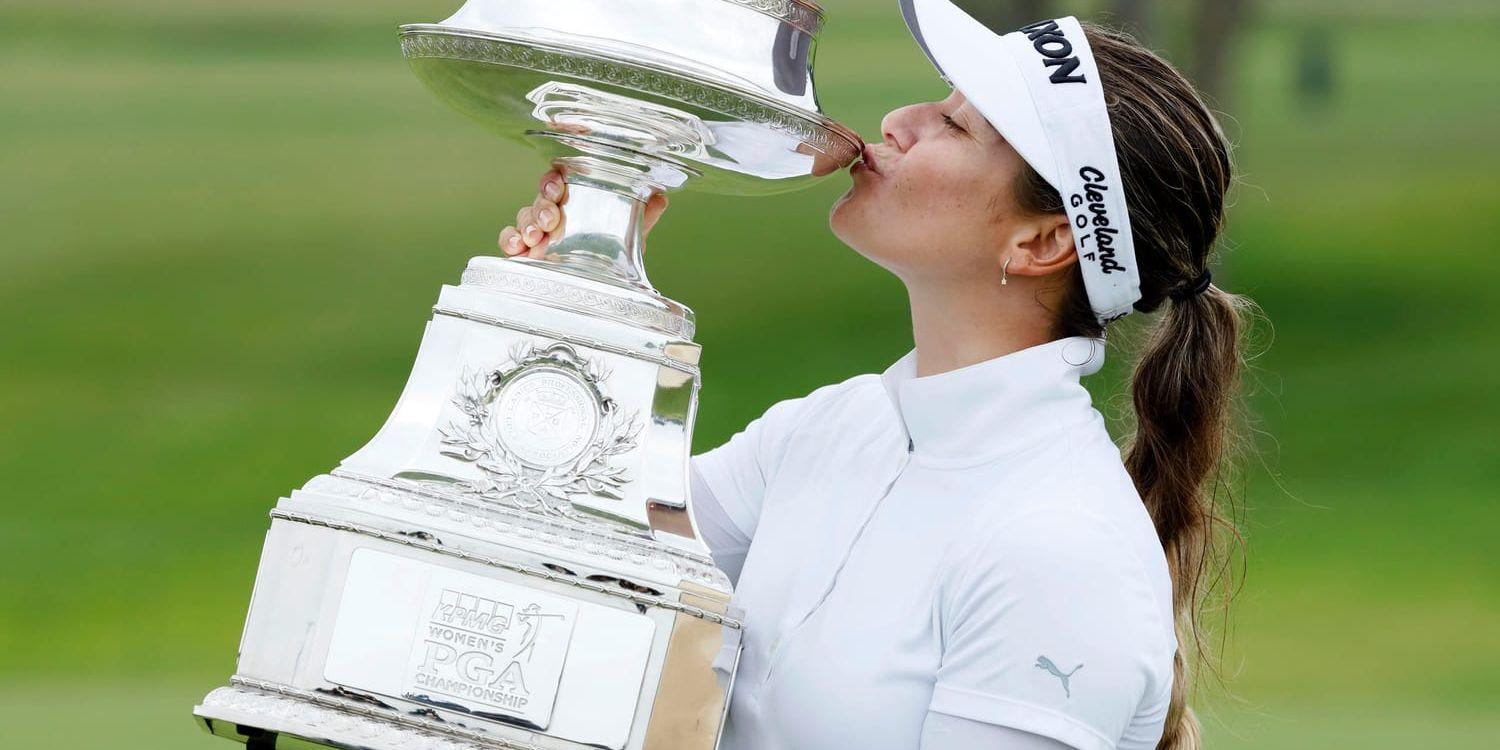 Hannah Green kysser segerpokalen efter sin seger i LPGA-mästerskapen.