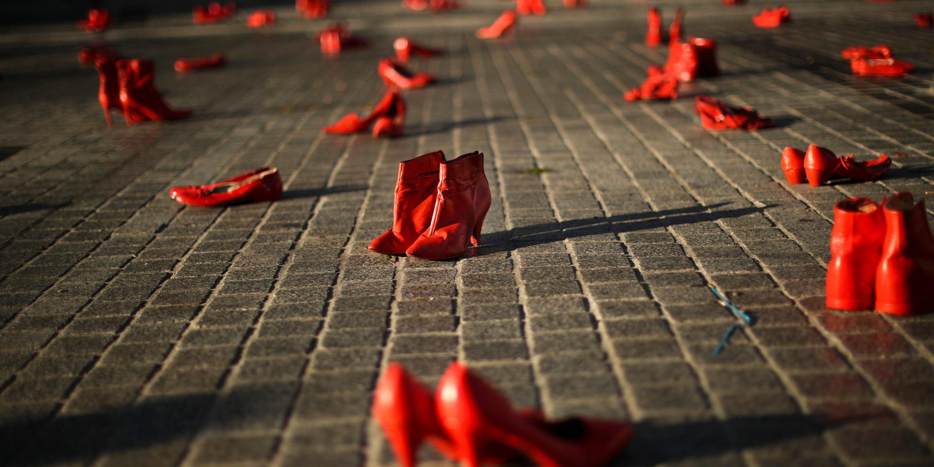 Röda skor är uppställda i en manifestation mot våld mot kvinnor i Bryssel på Orange Day 2019. 
