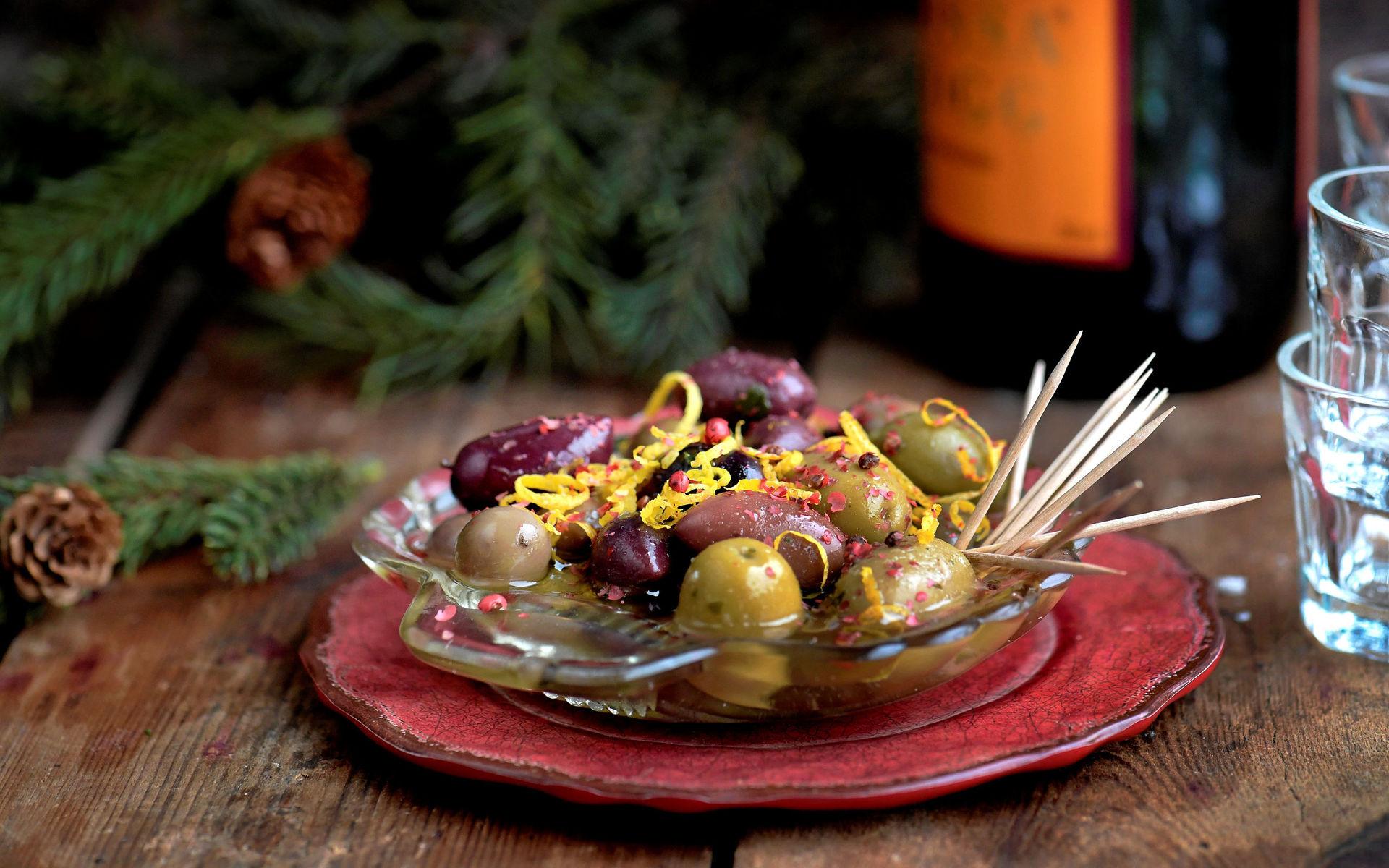 Kryddmarinerade oliver passar väldigt bra till söt glögg.