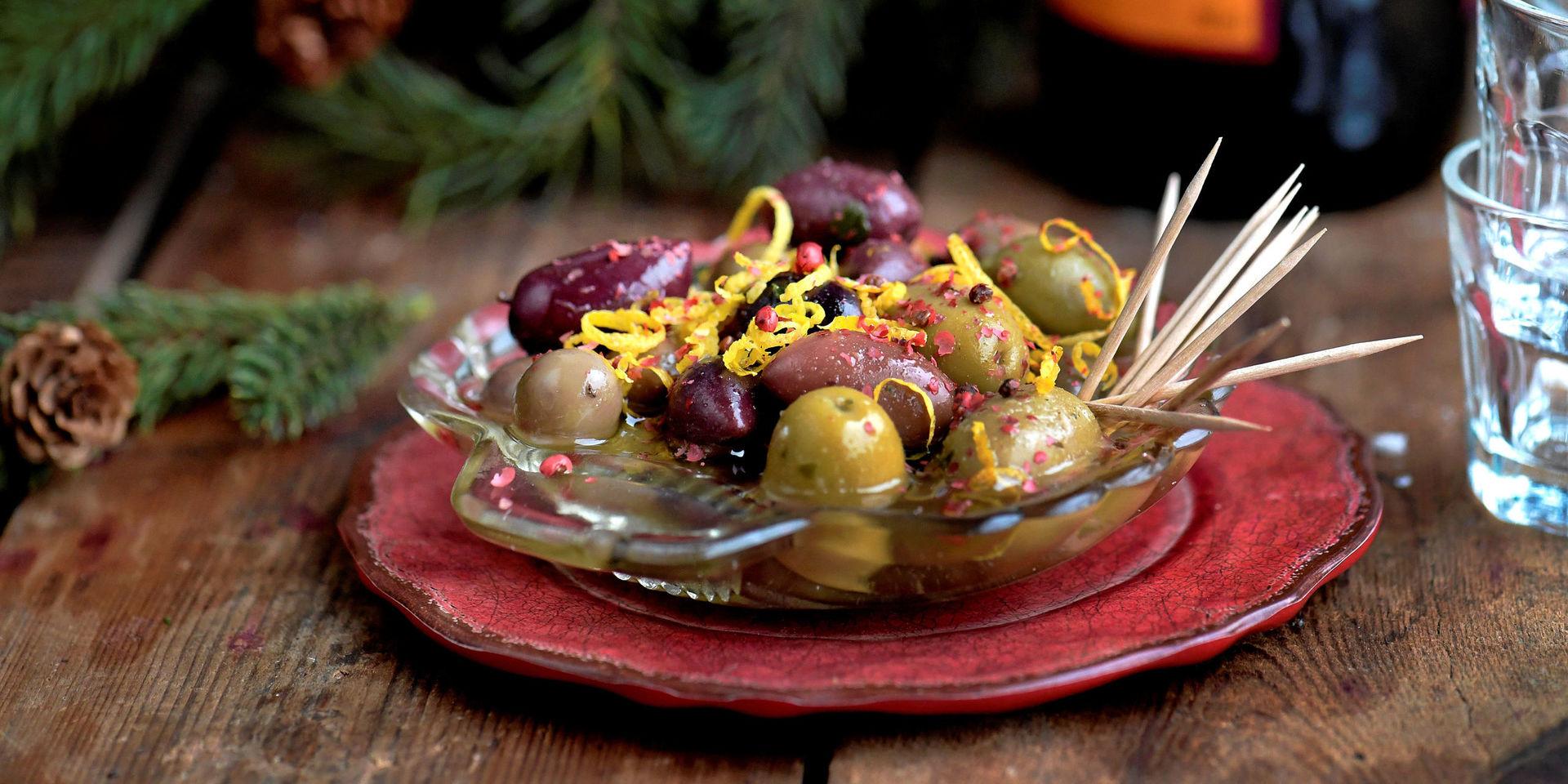 Kryddmarinerade oliver passar väldigt bra till söt glögg.