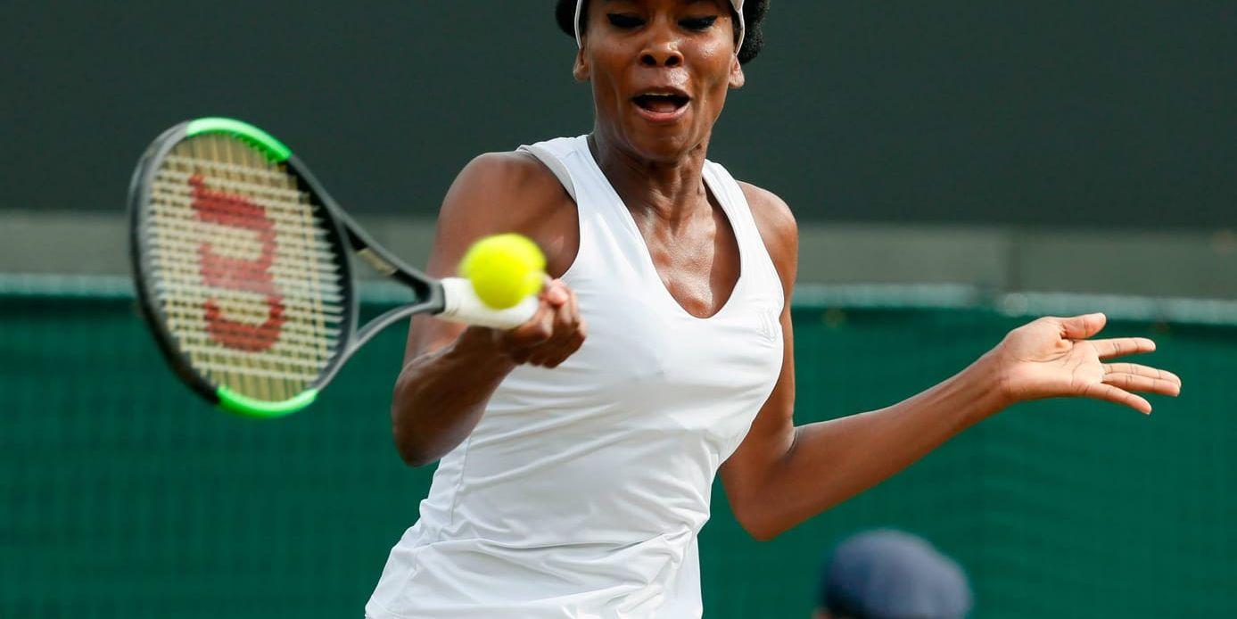 Venus Williams är, som 37-åring, klar för fjärde omgången i Wimbledon.