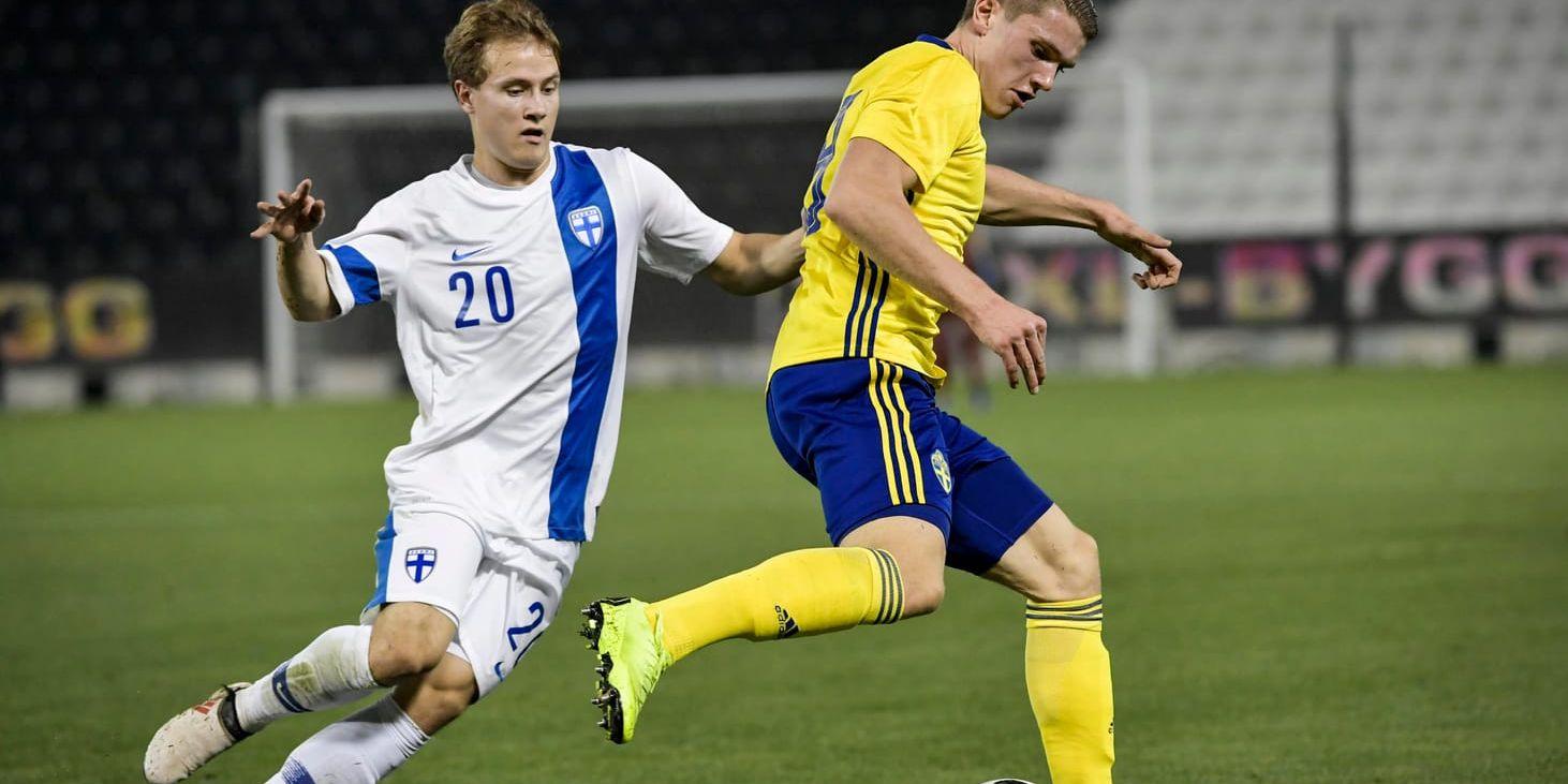 Saku Ylätupa (t v) spelade i Finlands landskamp mot Sverige, här i duell med Viktor Gyökeres, under januariturnén i Qatar. Arkivbild.