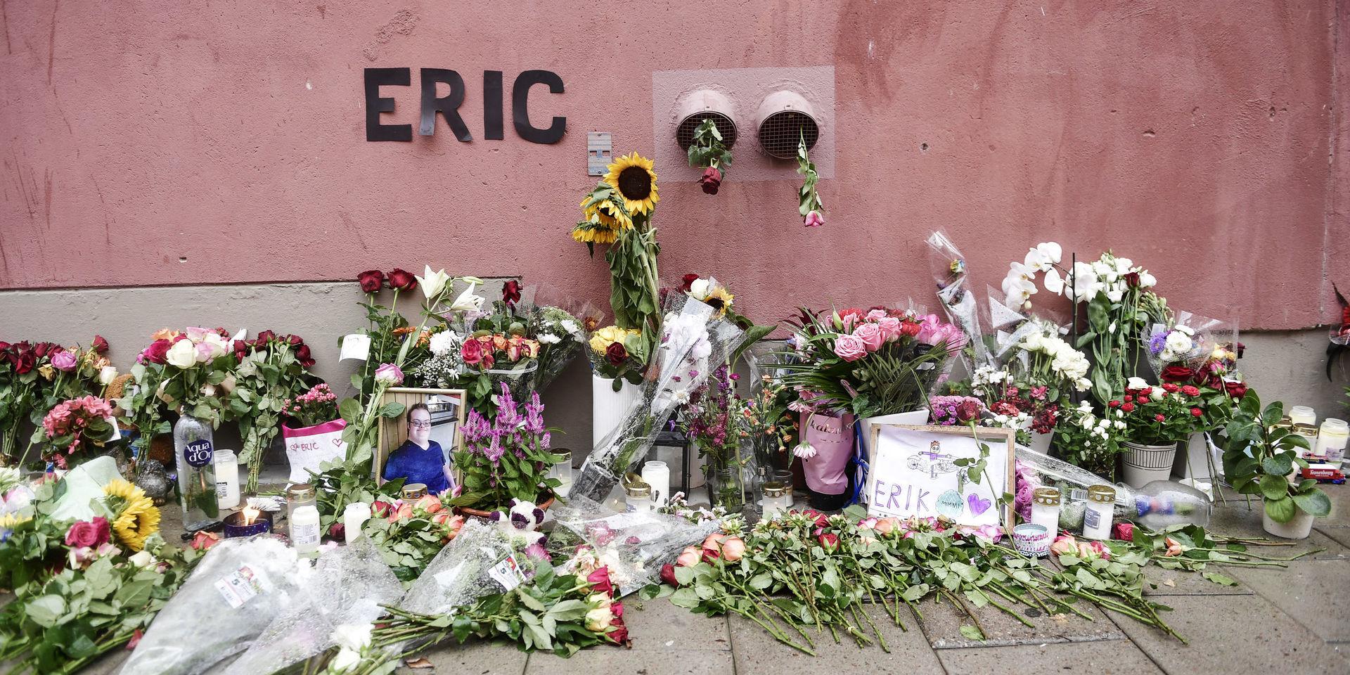 Blommor och ljus på den plats där Eric Torell sköts till döds, den 2 augusti förra sommaren. Arkivbild.