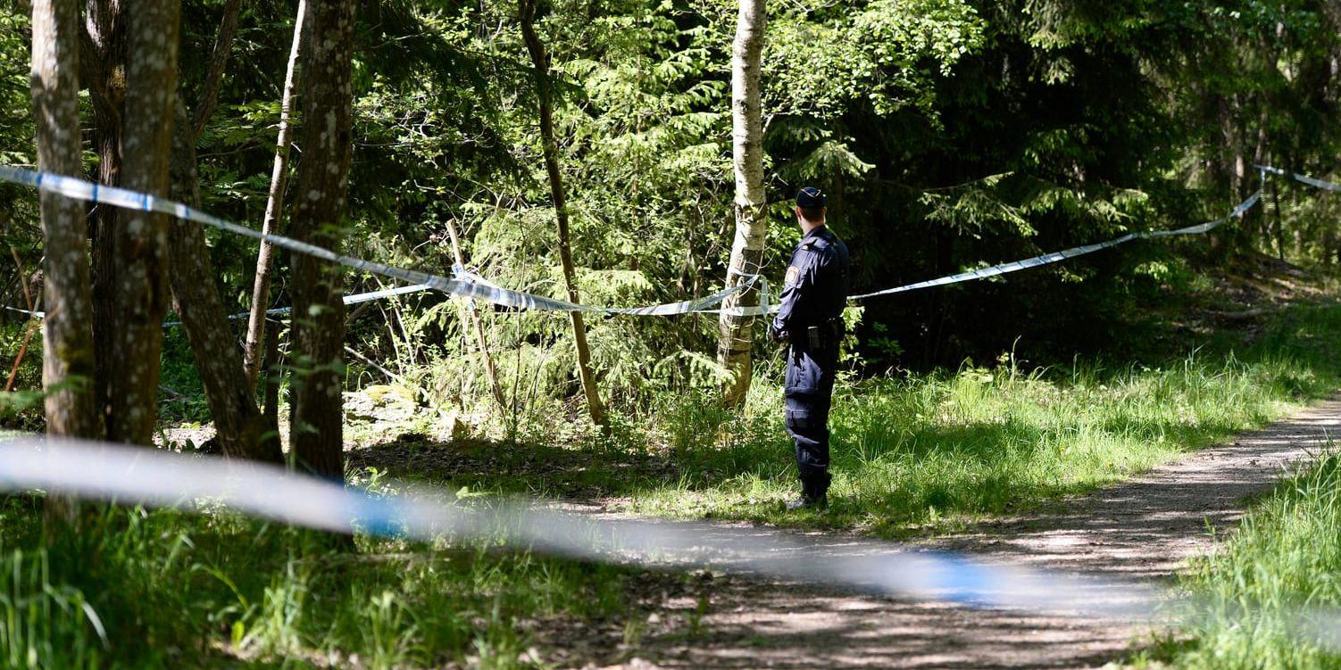 Polisavspärrningar i skogsområdet i Hökarängen där den unga kvinnan hittades död i slutet av maj 2016. Arkivbild.