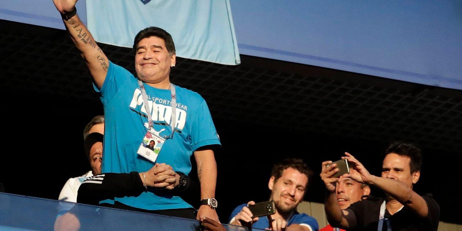Diego Maradona vinkar till fansen innan matchen mellan Argentina och Nigeria.