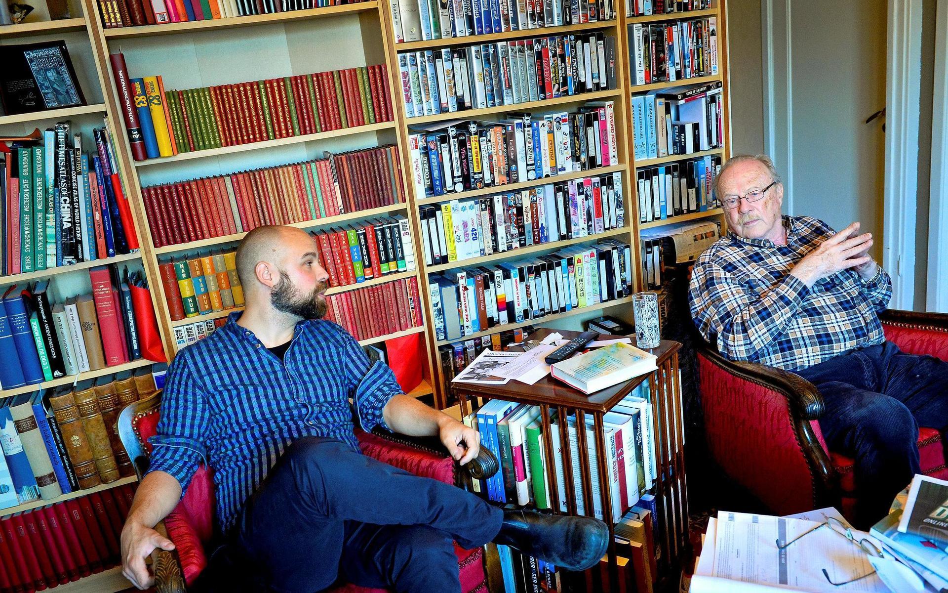 Författaren Daniel Suhonen som skrev boken ”Partiledaren som klev in i kylan – om Juholts fall och den nya politiken”, hälsade på hemma hos Jan Myrdal i oktober 2014.