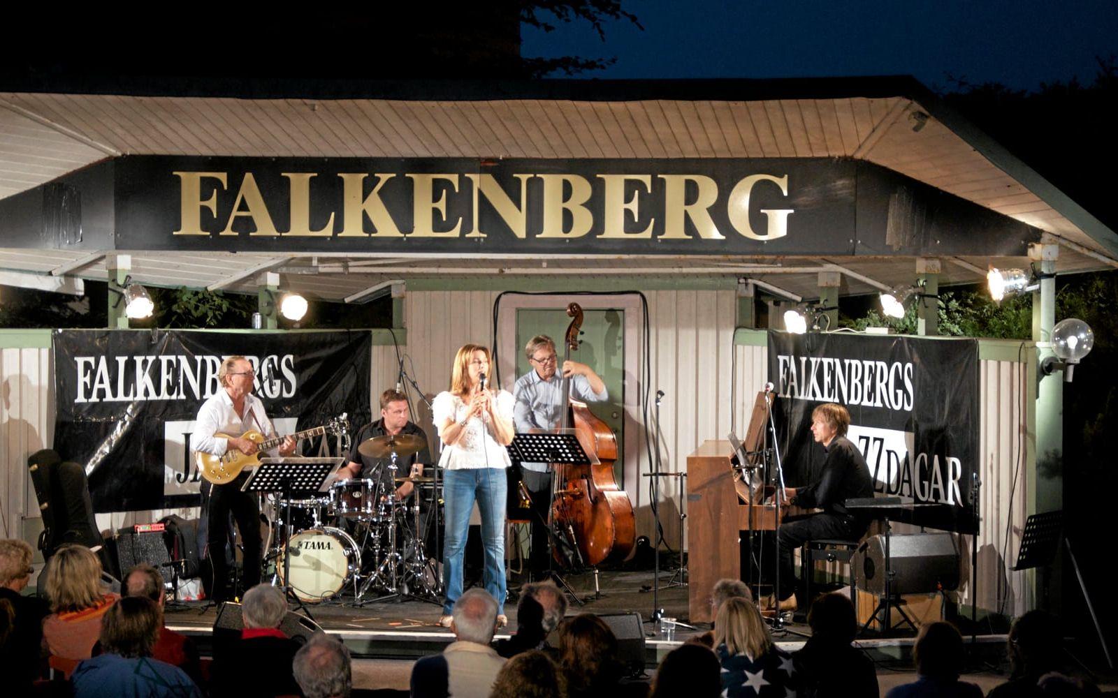 Jazzigt. Ett av de större evenemangen som sker under veckan är Falkenbergs jazzdagar, som pågår torsdag-lördag. Här deltar många olika artister och band. Bild: Martin Erlandsson