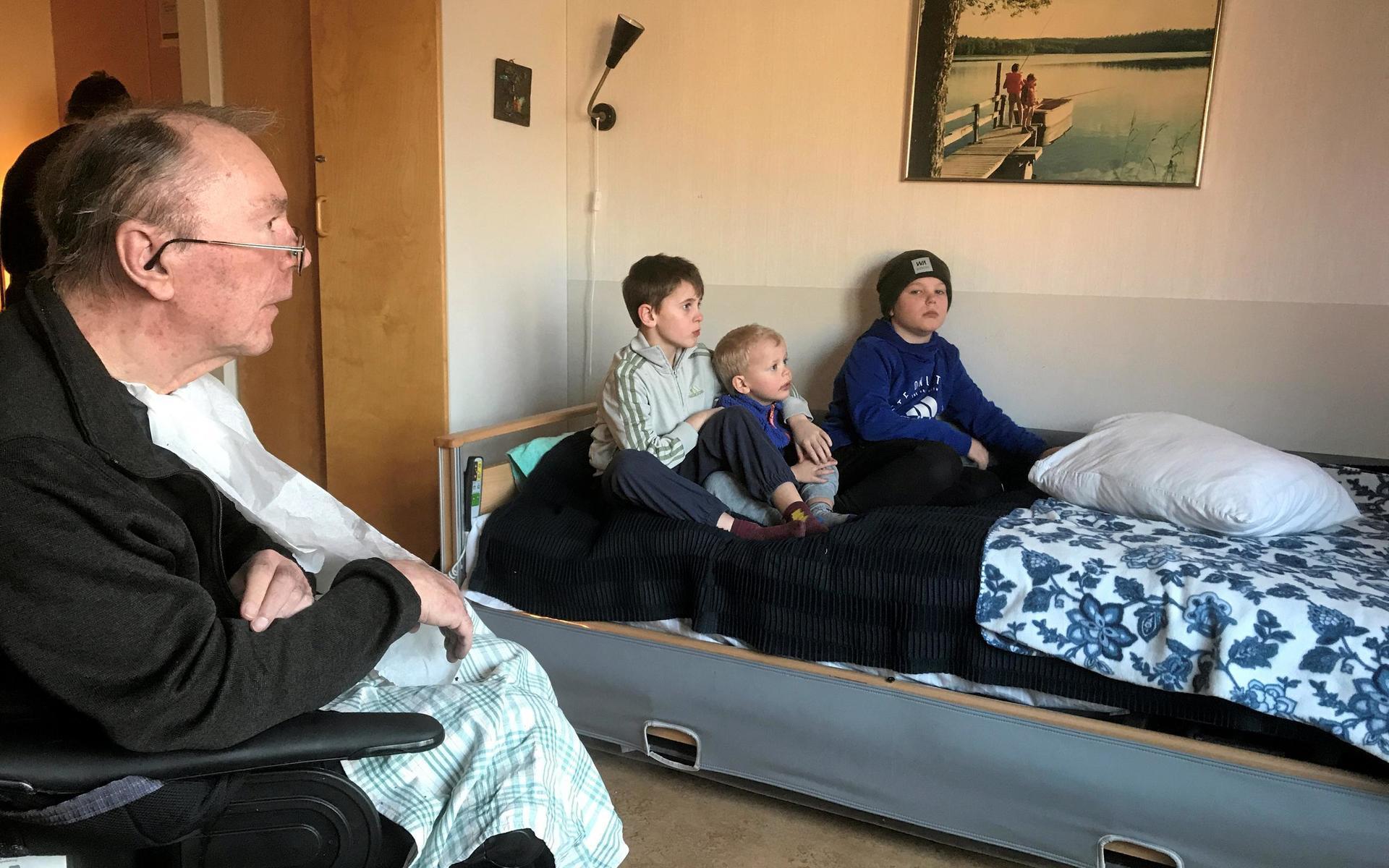 Andreas pappa, Lasse Svensson, kollade på sport tillsammans med barnbarnen Anton, Olle och Oskar vid deras sista möte.