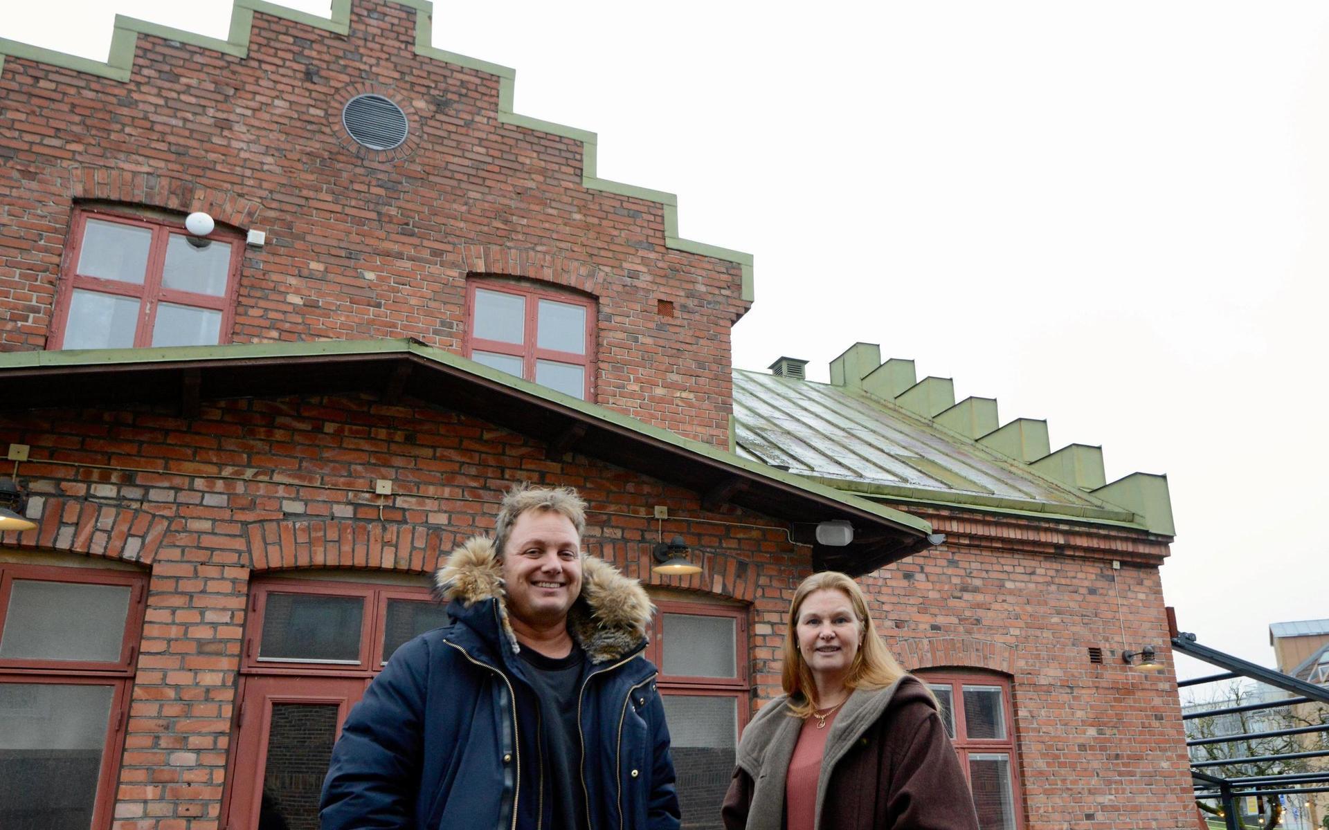 Kålle Gunnarsson och Linda Karlsson äger Teater Storan AB. Den gamla teater- och biolokalen behöver ett nytt skivtäckt tak av plåt. 