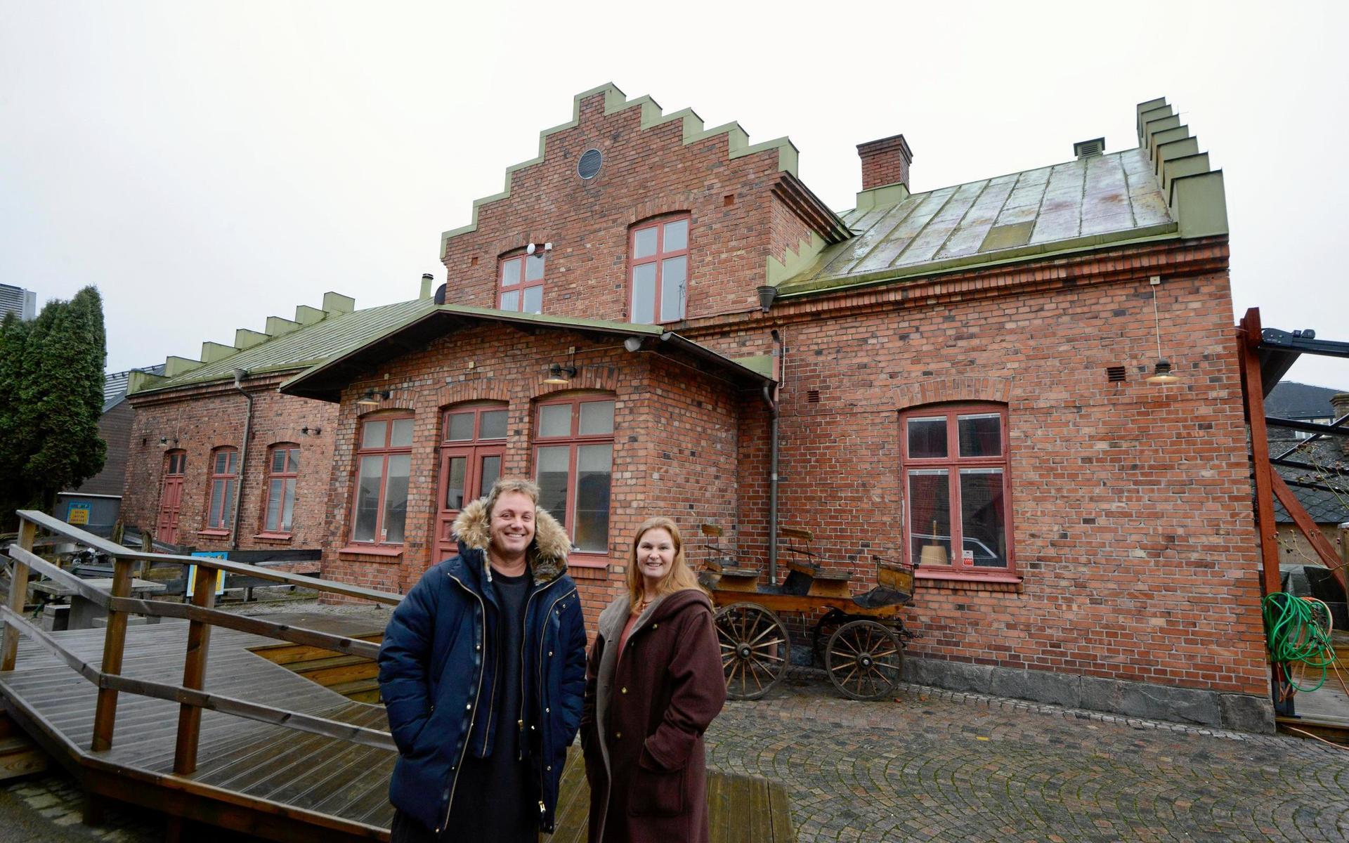 Kålle Gunnarsson och Linda Karlsson har det kämpigt med ekonomin på grund av coronan. Men taket måste åtgärdas för att skydda byggnaden och arbetet är beställt..
