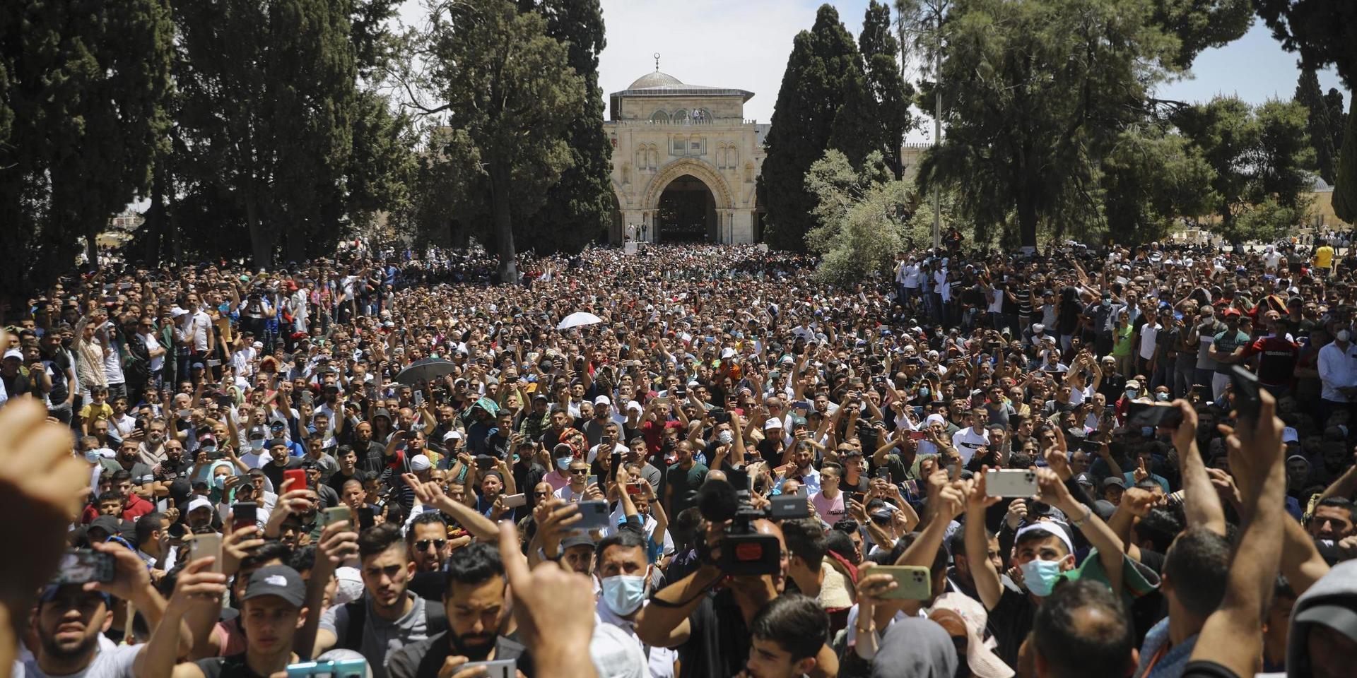 Folk demonstrerar utanför al-Aqsamoskén efter fredagsbönen.
