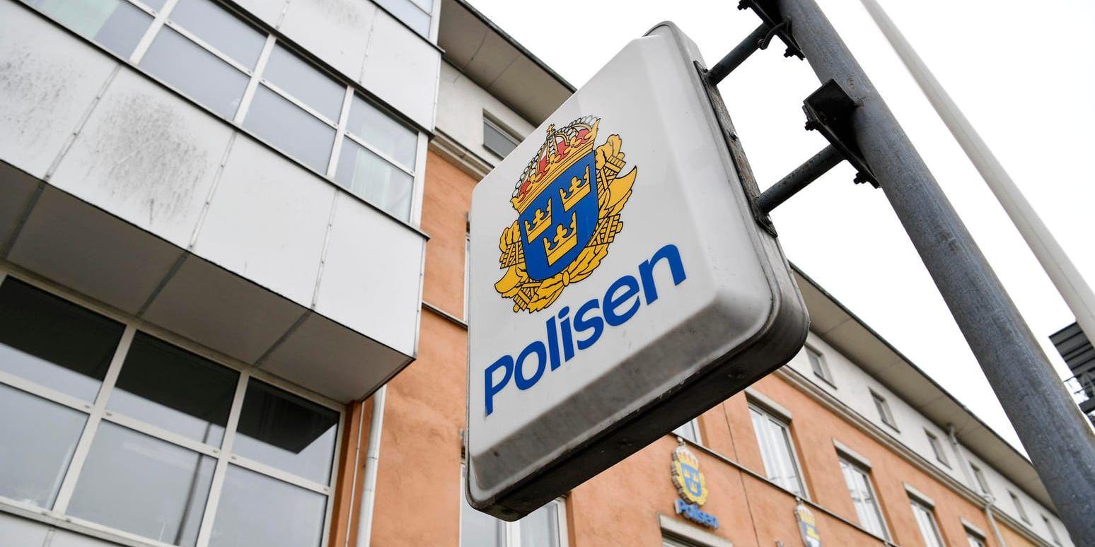 En polis i Umeå kommer att säga upp sig eftersom hon inte längre får fortsätta sitt ideella arbete med våldsutsatta kvinnor. Arkivbild.