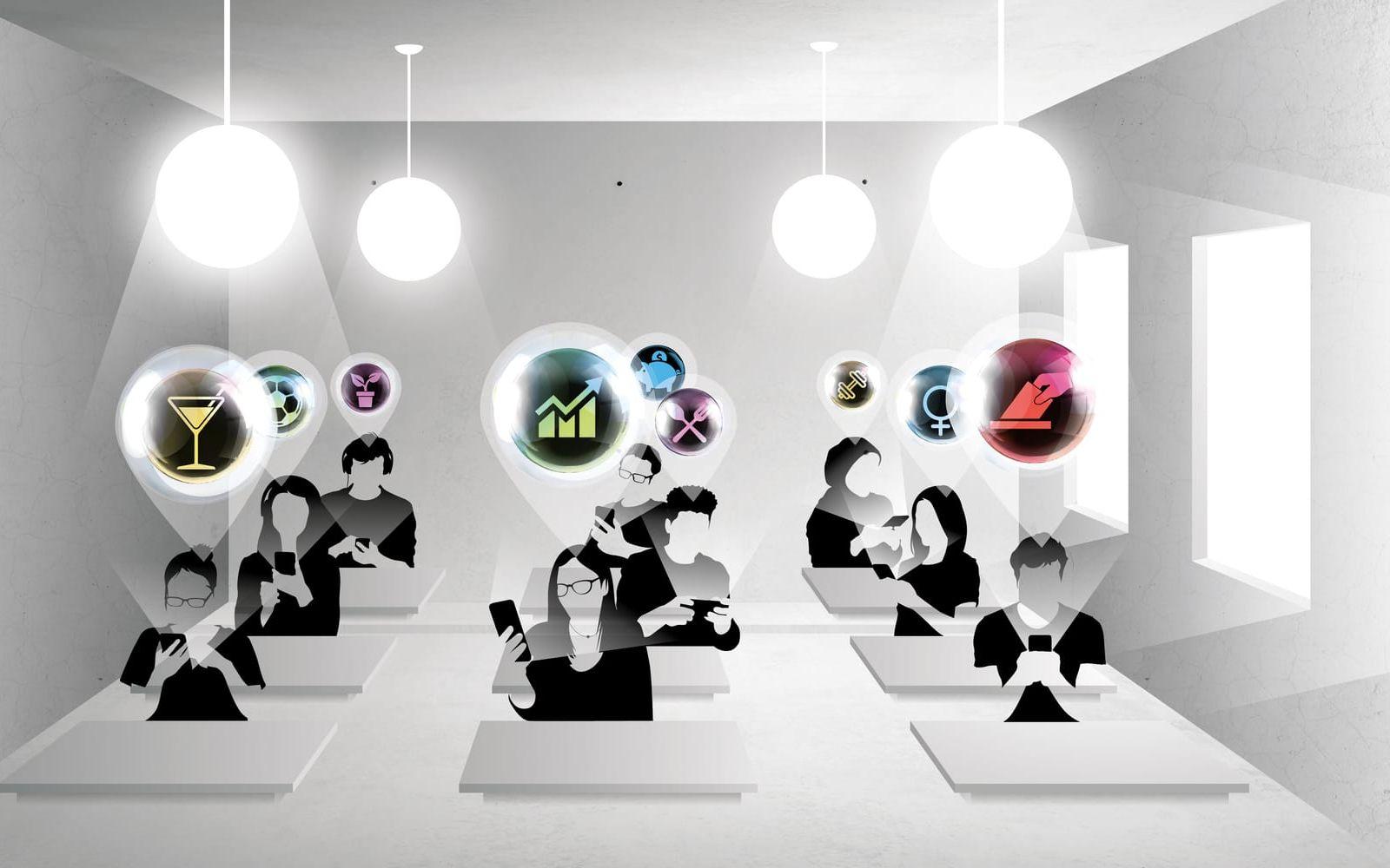 De digitala plattformarna matar dig med material för att hålla kvar dig och ditt engagemang matar i sin tur de underliggande algoritmerna som blir än bättre på att plocka fram material som får dig att stanna kvar ännu längre på plattformen.