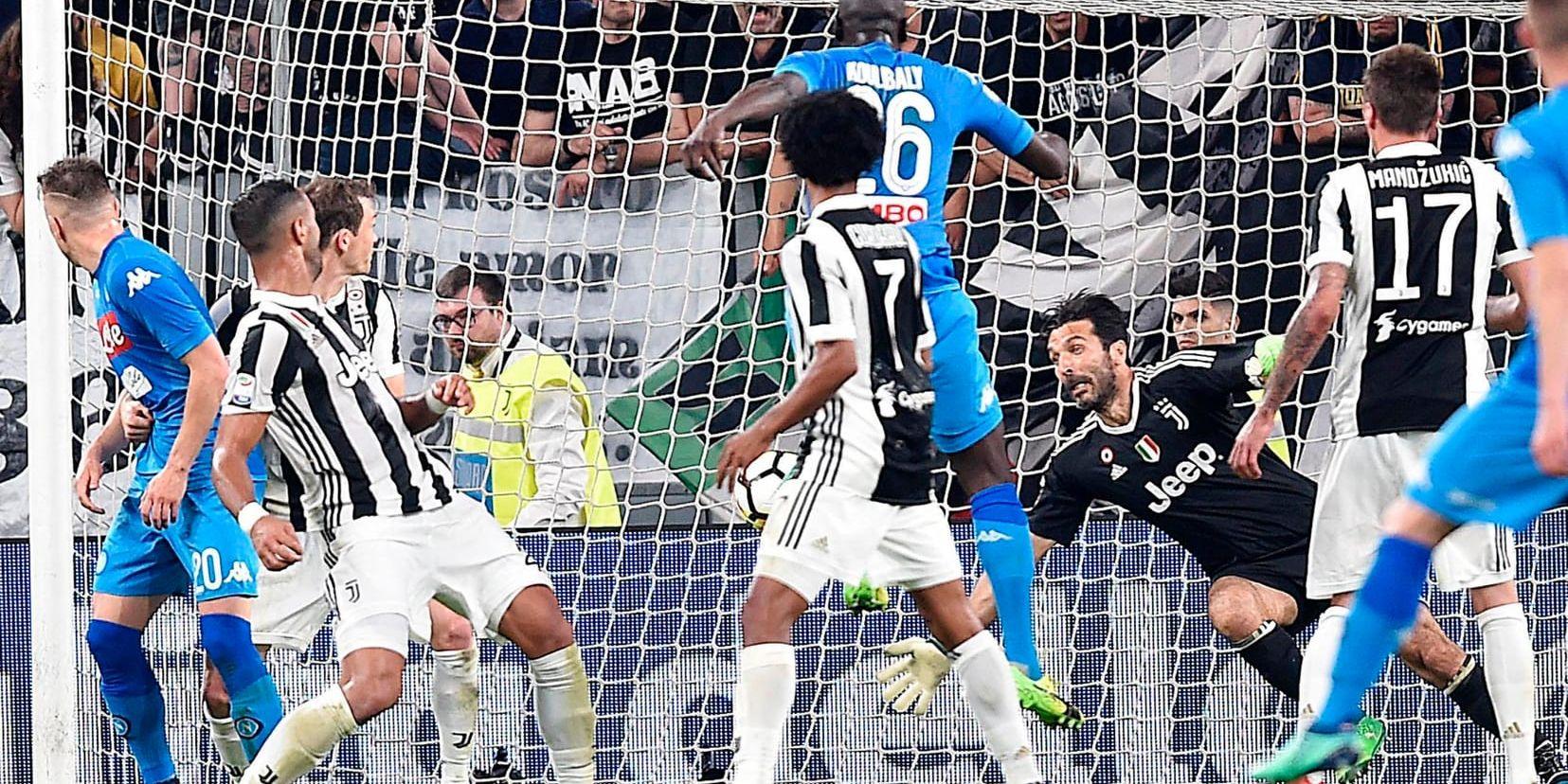 Napolis Kalidou Koulibaly, i mitten i ljusblå tröja, nådde högst på en hörna efter 89 minuters spel i 1–0-segern borta mot Juventus i Serie A.