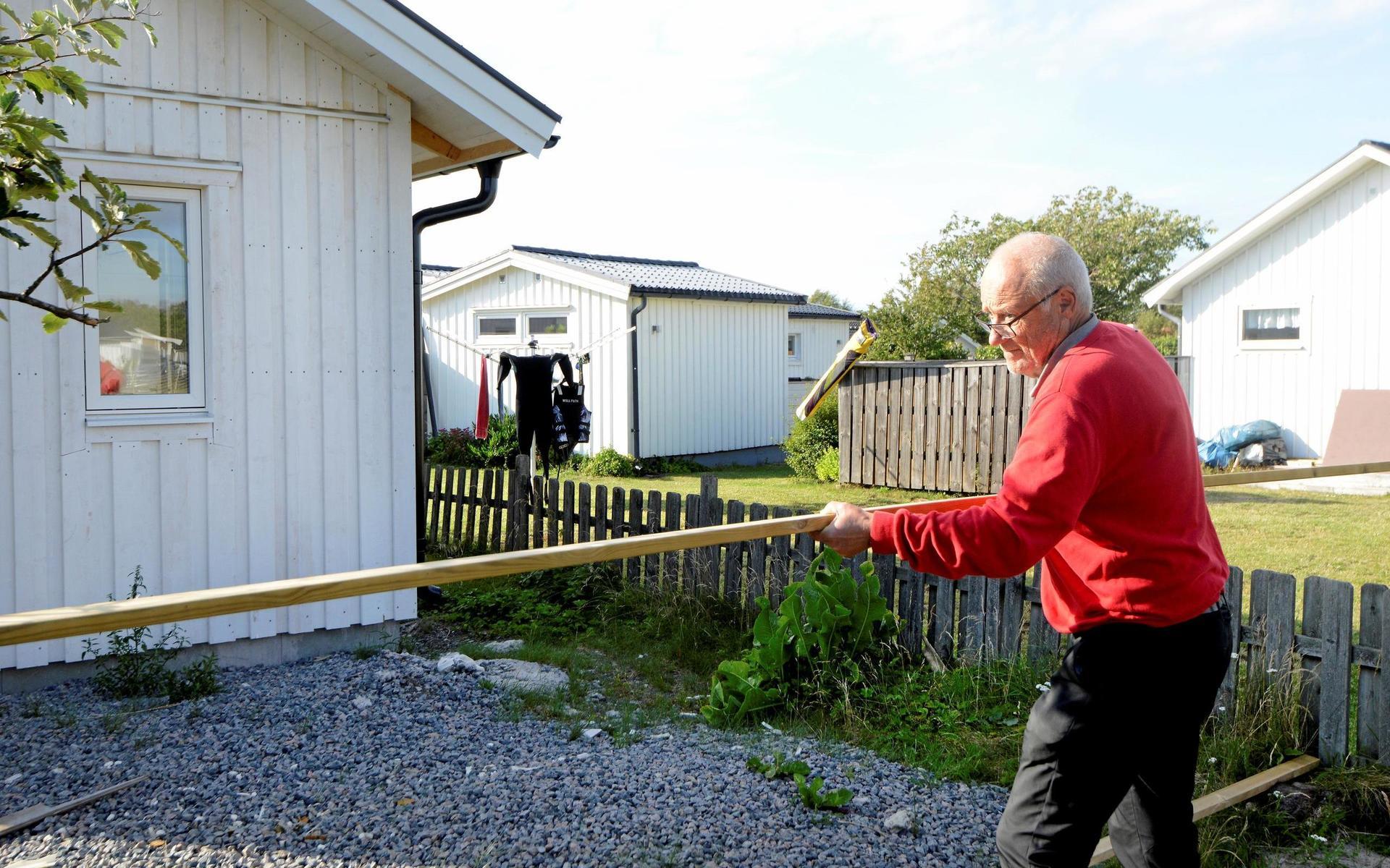 Kjell Svensson får inte ens gå in i sitt nybyggda Attefallshus eftersom det ligger 35 centimeter för nära ett allmänt grönområde.