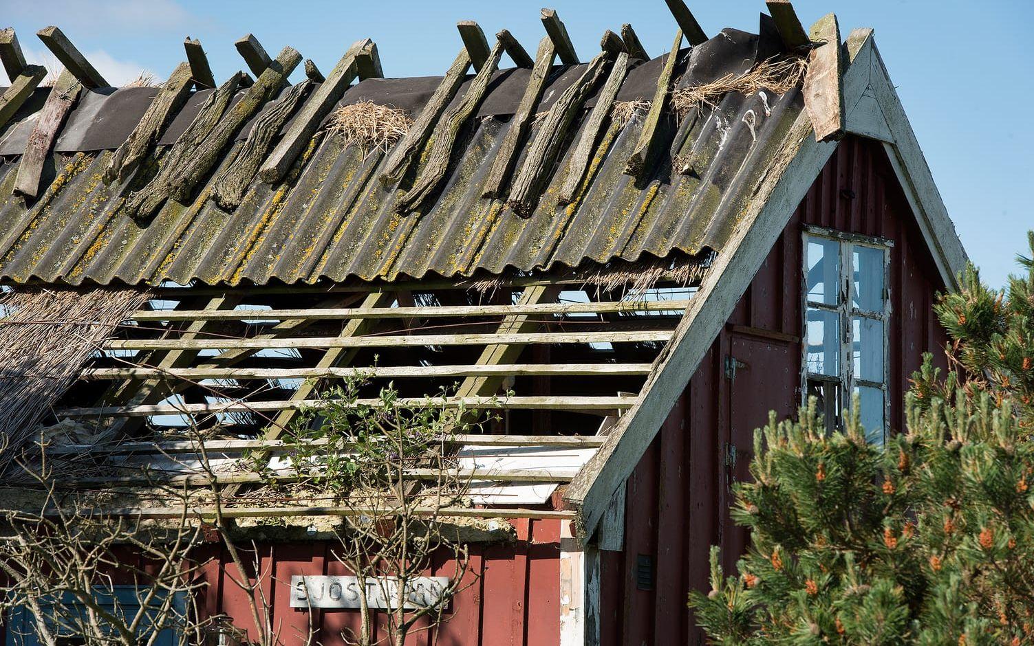 Taket på huset, som kostar knappt fyra miljoner, är till stora delar sönder.