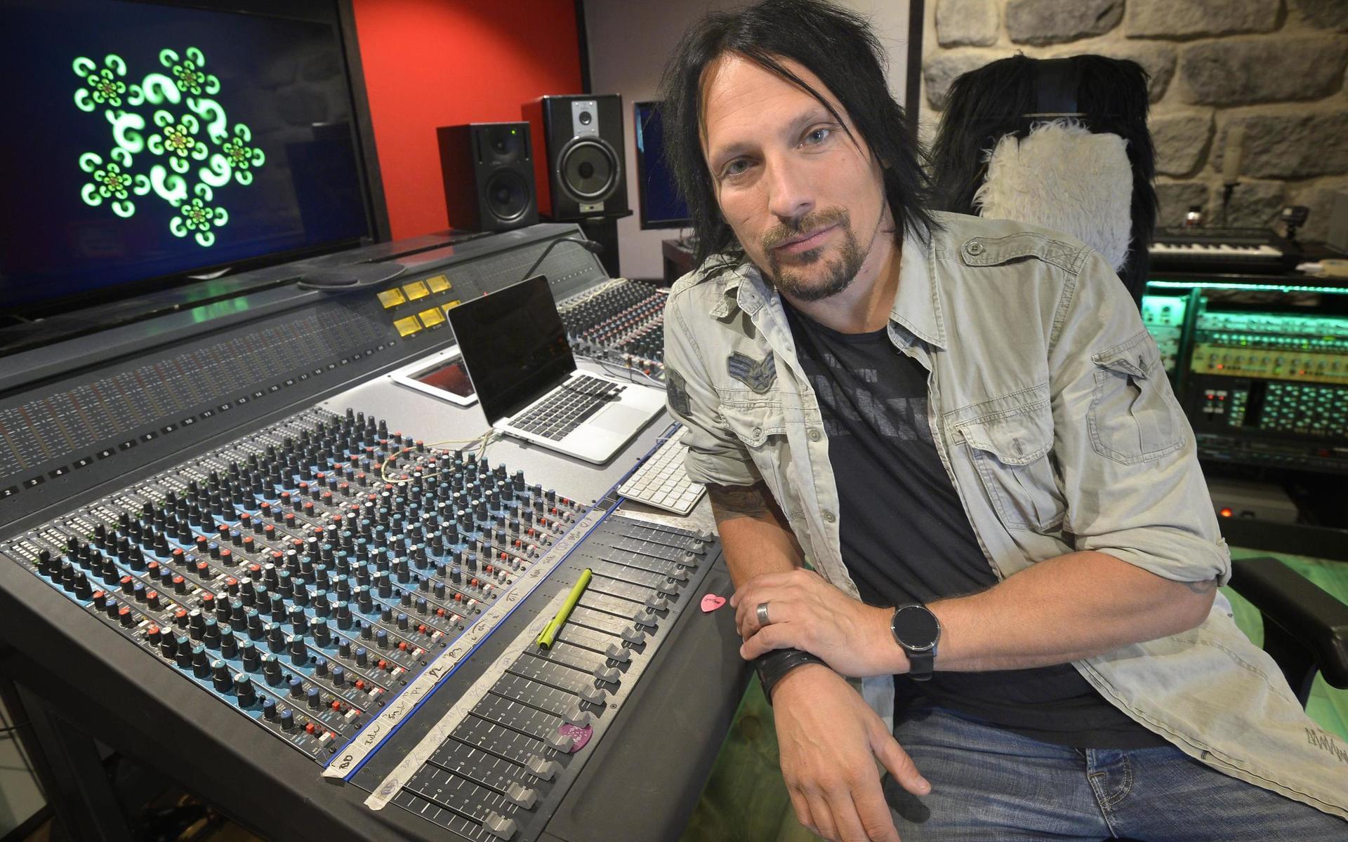 46-årige Peter &quot;PP&quot; Samuelsson har ett Amek/Neve-mixerbord i studion där band som Barbados och Sonic Surf City gärna spelar in.