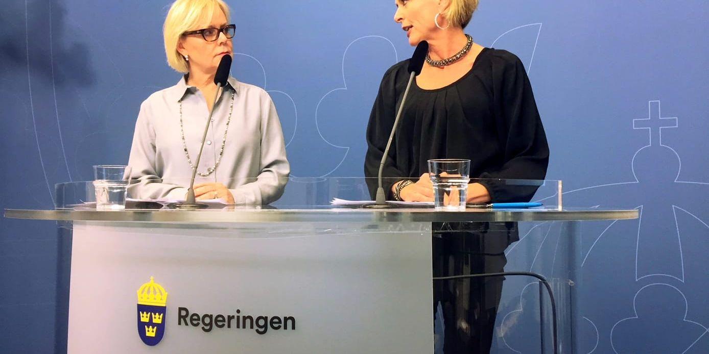 Lena Ag och jämställdhetsministern Åsa Regnér under en pressträff i Rosebad i Stockholm.