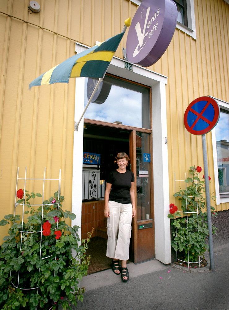 Här är Vera Lernsten 2005 då kaféet funnits i tre år.