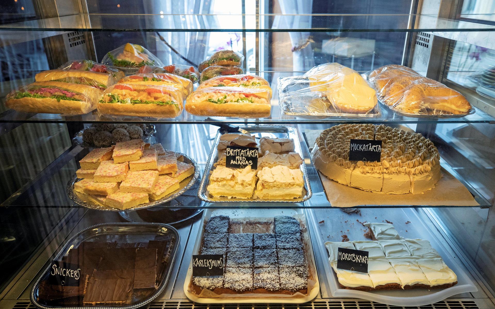 Mockatårta, Brittatårta och morotskaka är populärt. Baguetterna har funnits med på menyn sedan starten.