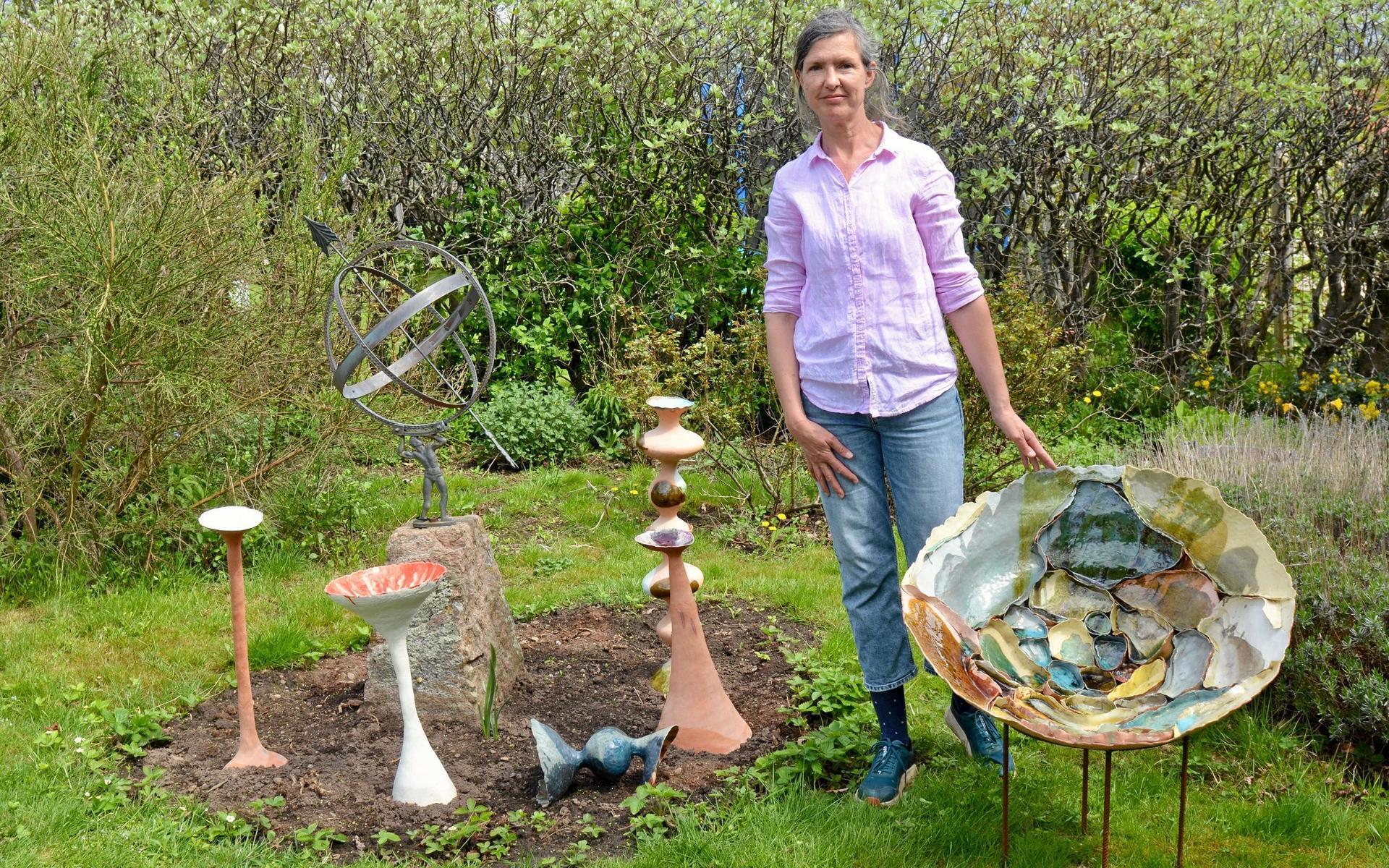 Keramikern Anna Ulin Rosenqvist har en minimal verkstad och väljer att visa en del av sin konst utomhus i trädgården i coronatider.