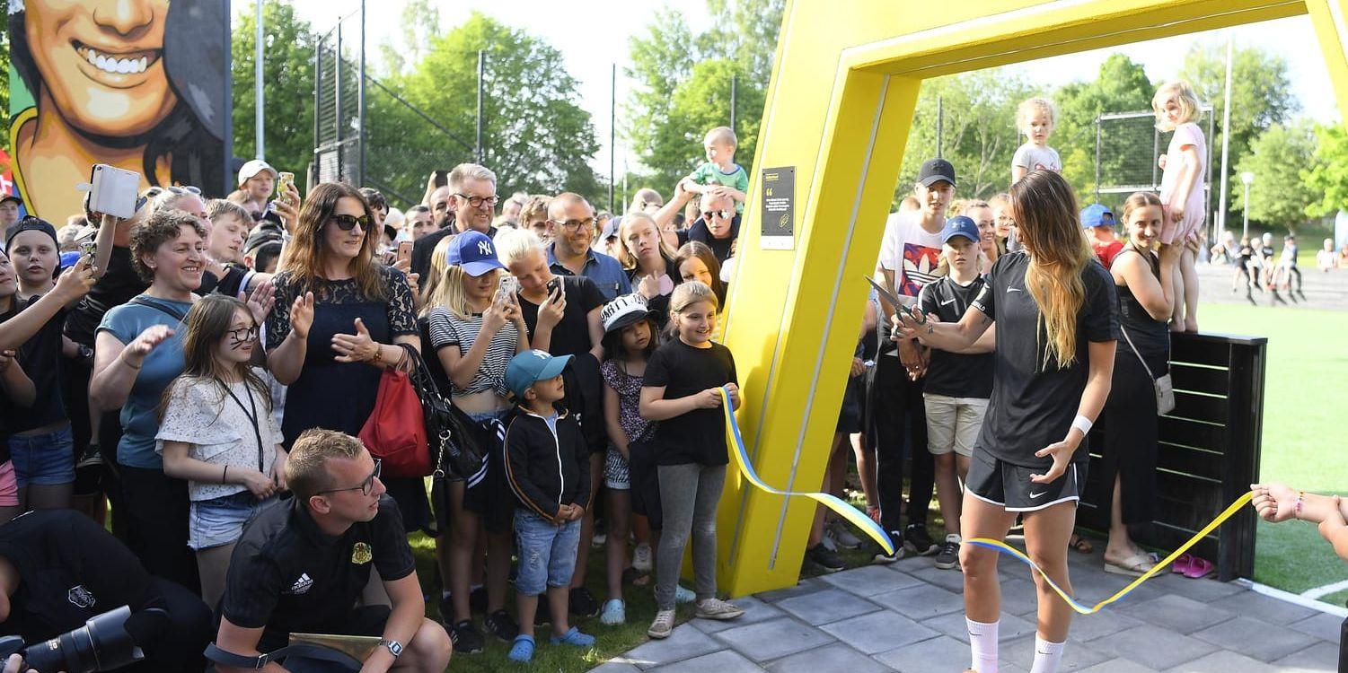 Linköpingsstjärnan Kosovare Asllani inviger sin egen fotbollsplan Asllani Court i hemstaden Vimmerby.