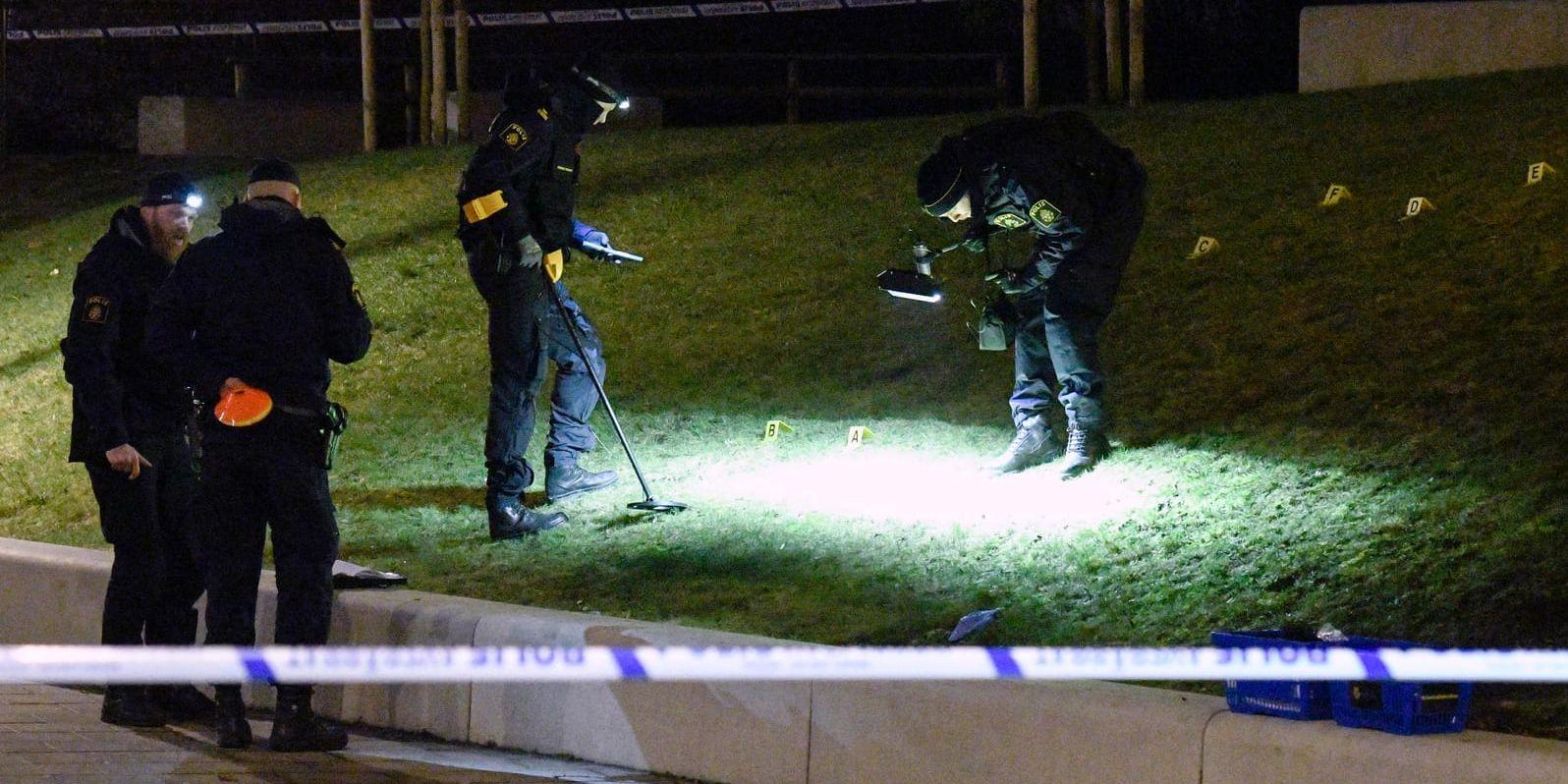 Polisens tekniker arbetar på platsen för en dödlig skottlossning i Malmö 2017. Arkivbild.