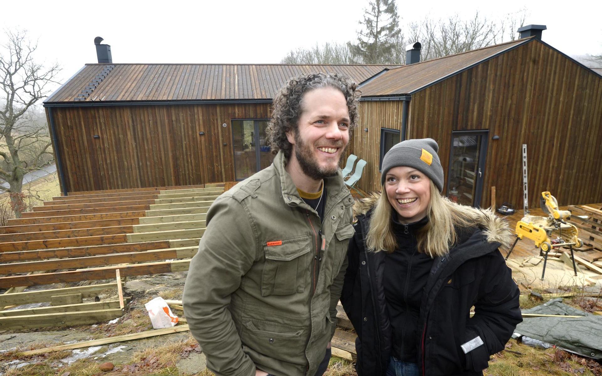 Andreas och Jennie Vinterthun har byggt en ovanlig trävilla som visas i Sveriges Television på annandag påsk.