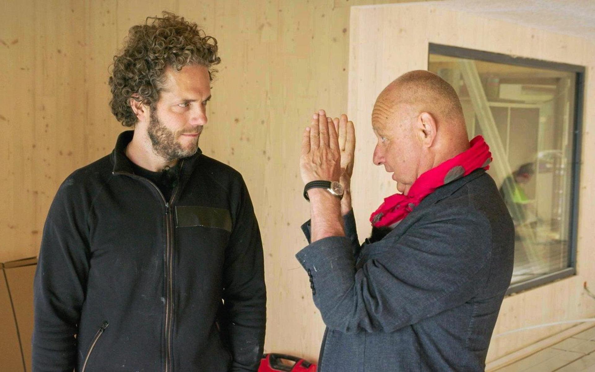 Andreas Vinterthun (till vänster) pratar med arkitekten Gert Wingårdh i programmet ”Husdrömmar” på måndag den 5 april.